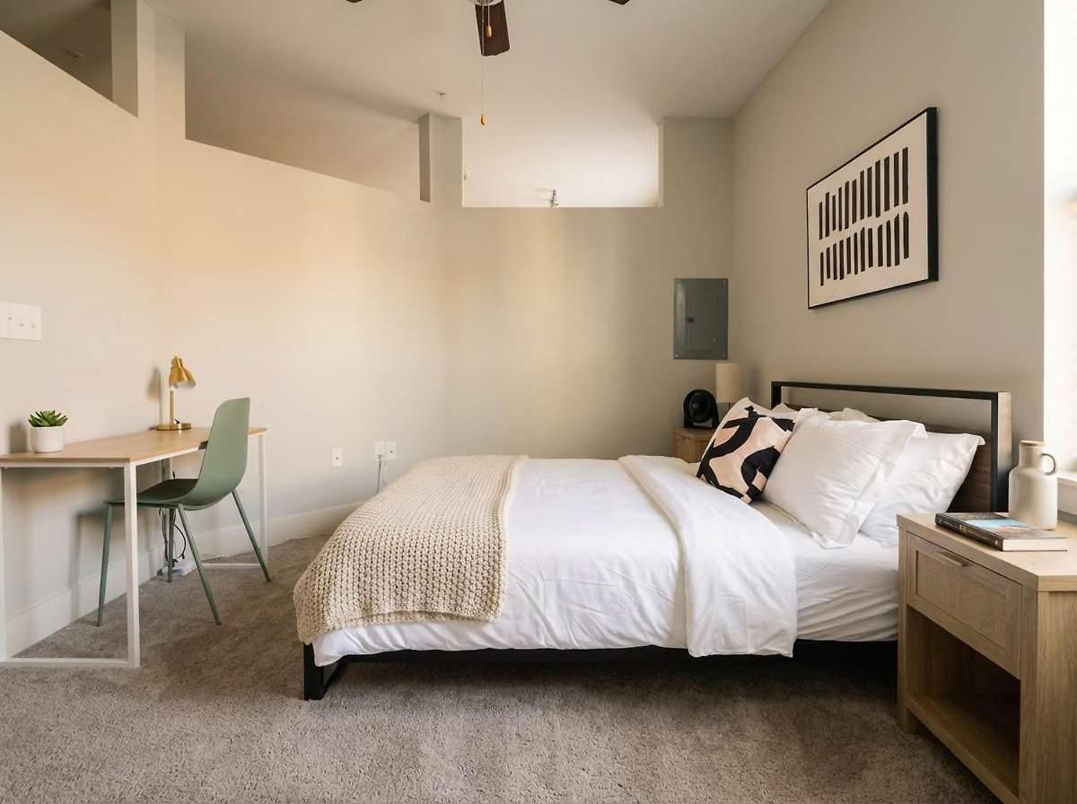 Boulevard Midtown 1br Pool Gym Parking 05 Apartment *