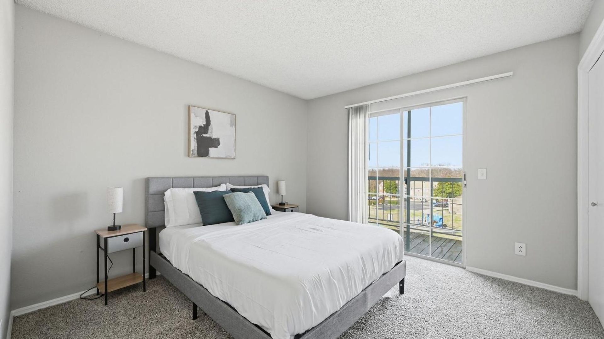 Comfortable Layout With Fireplace And Dining Area Apartment Nashville