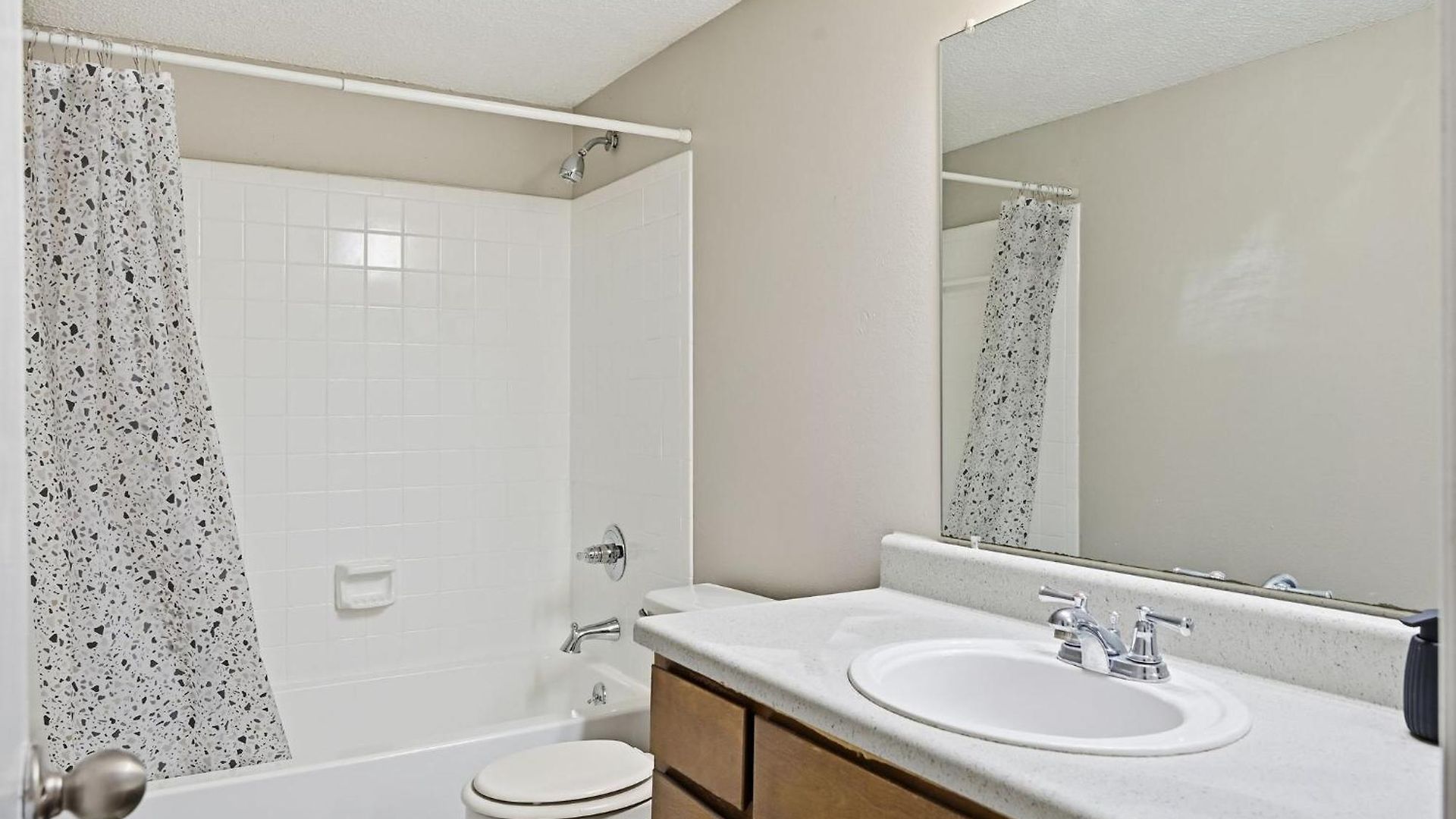 Spacious Living With Fireplace And Balcony Apartment *
