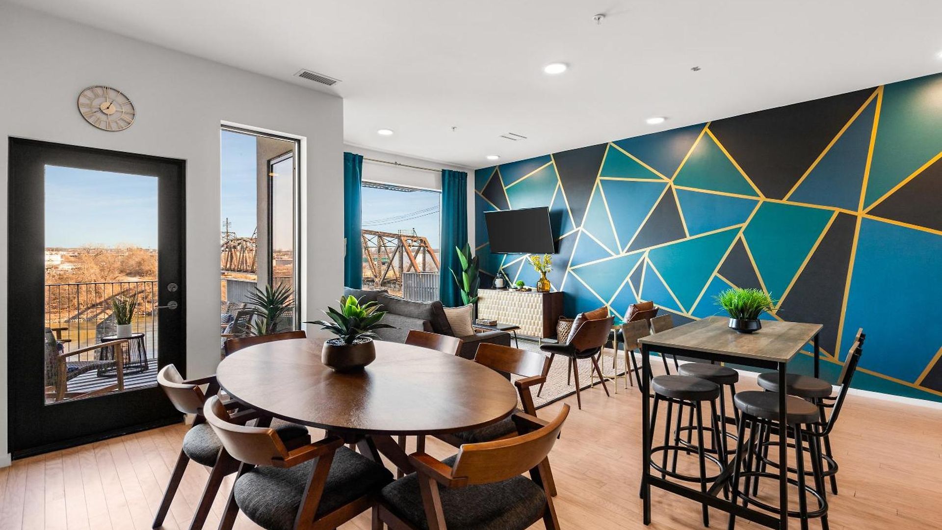 Upscale Riverview With Garage Walk To Downtown Apartment *