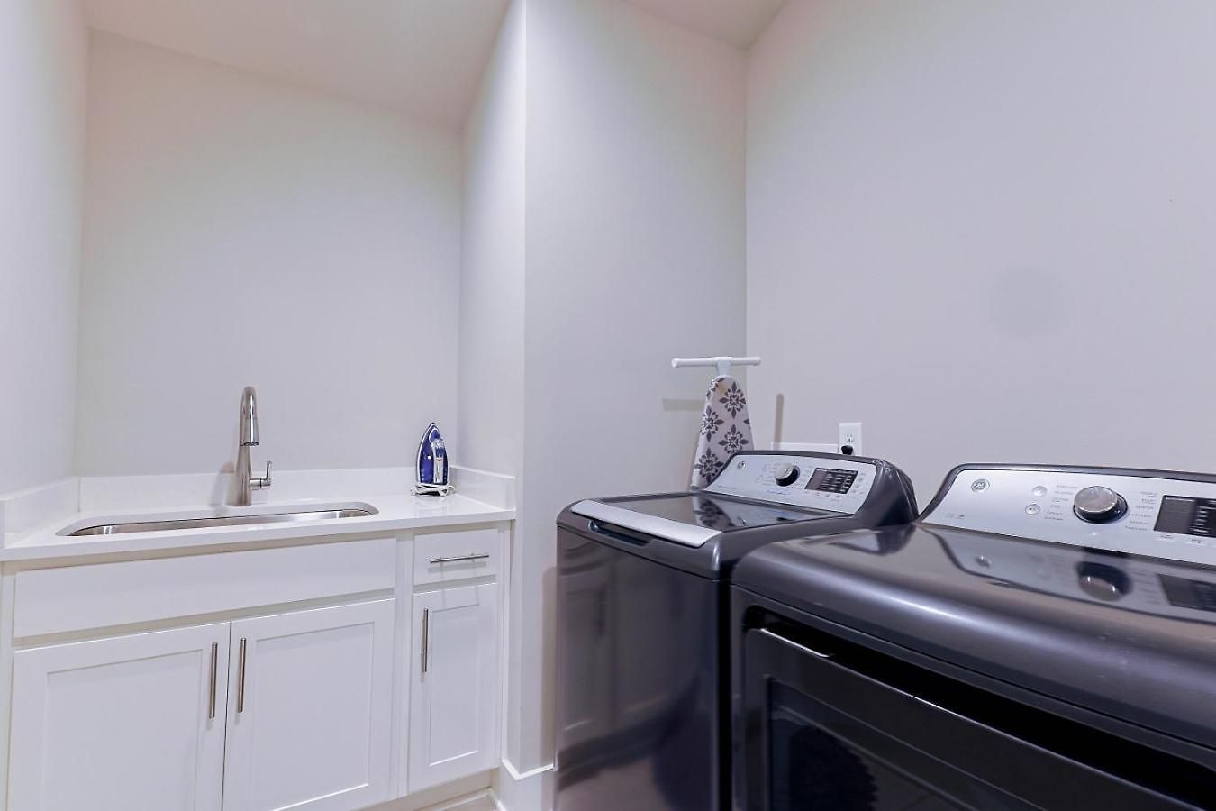 Apartment Stylish Brand-new Townhome Near Hotspots *