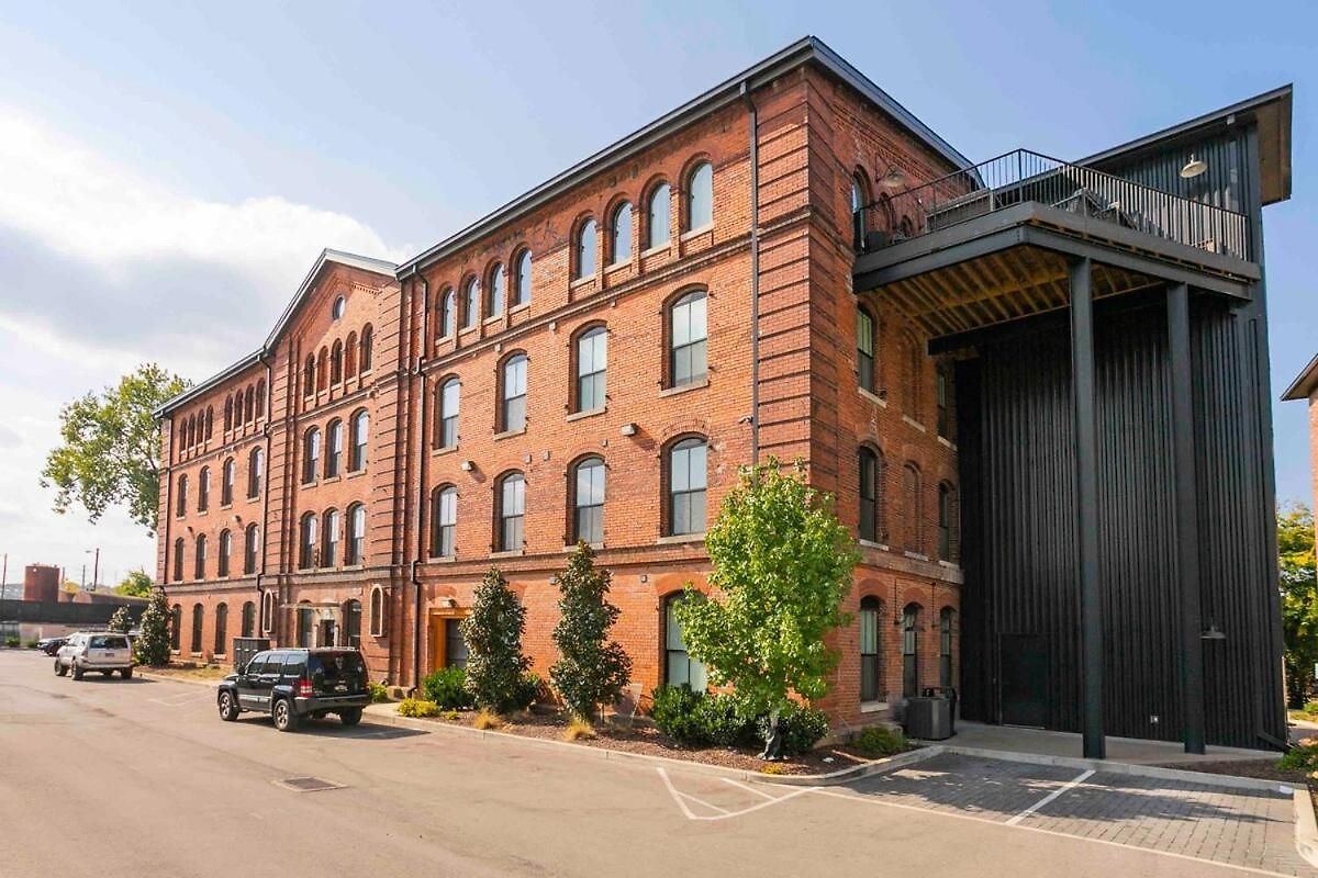 The 1865 Experience With Speakeasy, Pool & Parking