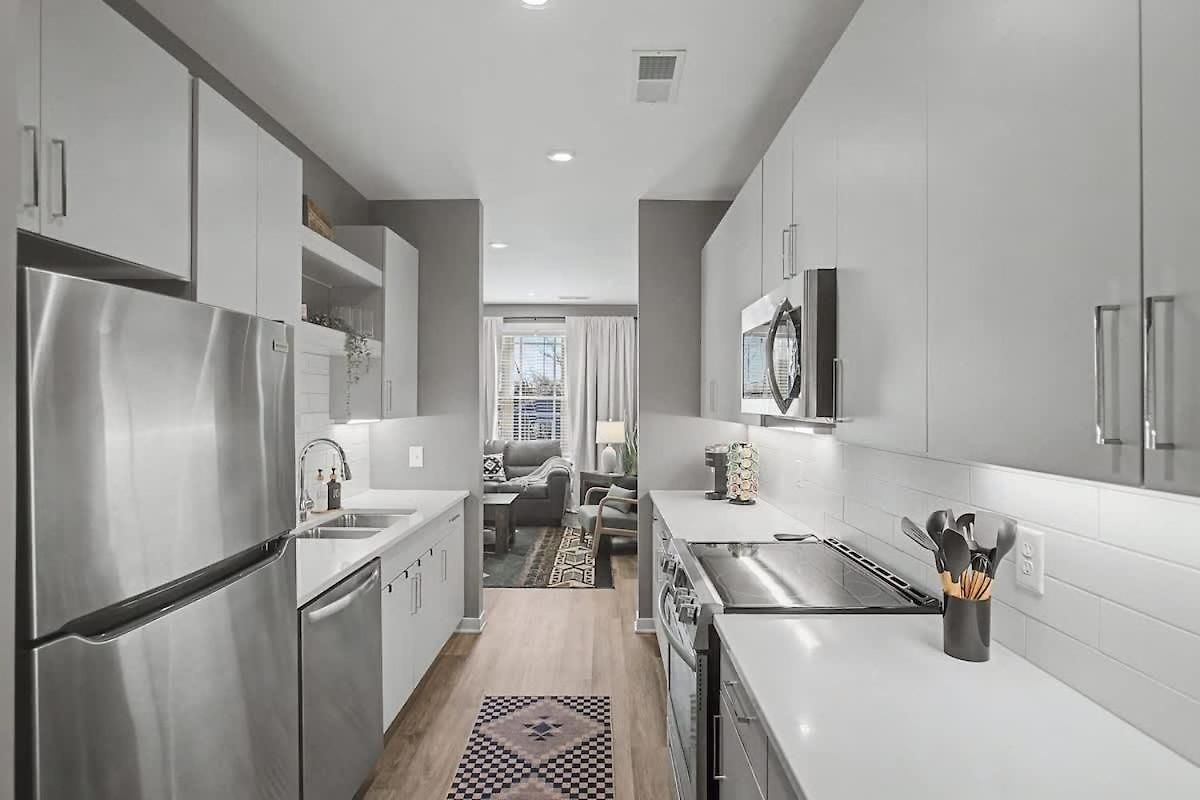 2br In Walkable Area & 5 Mins To Broadway