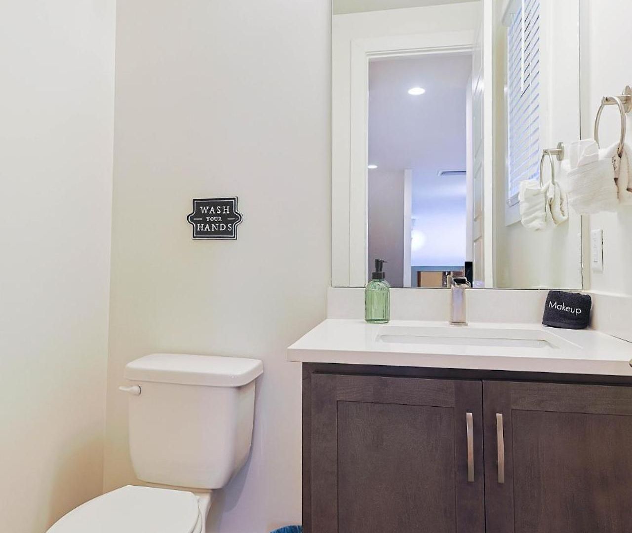 Apartment Stylish Brand-new Townhome Near Hotspots *