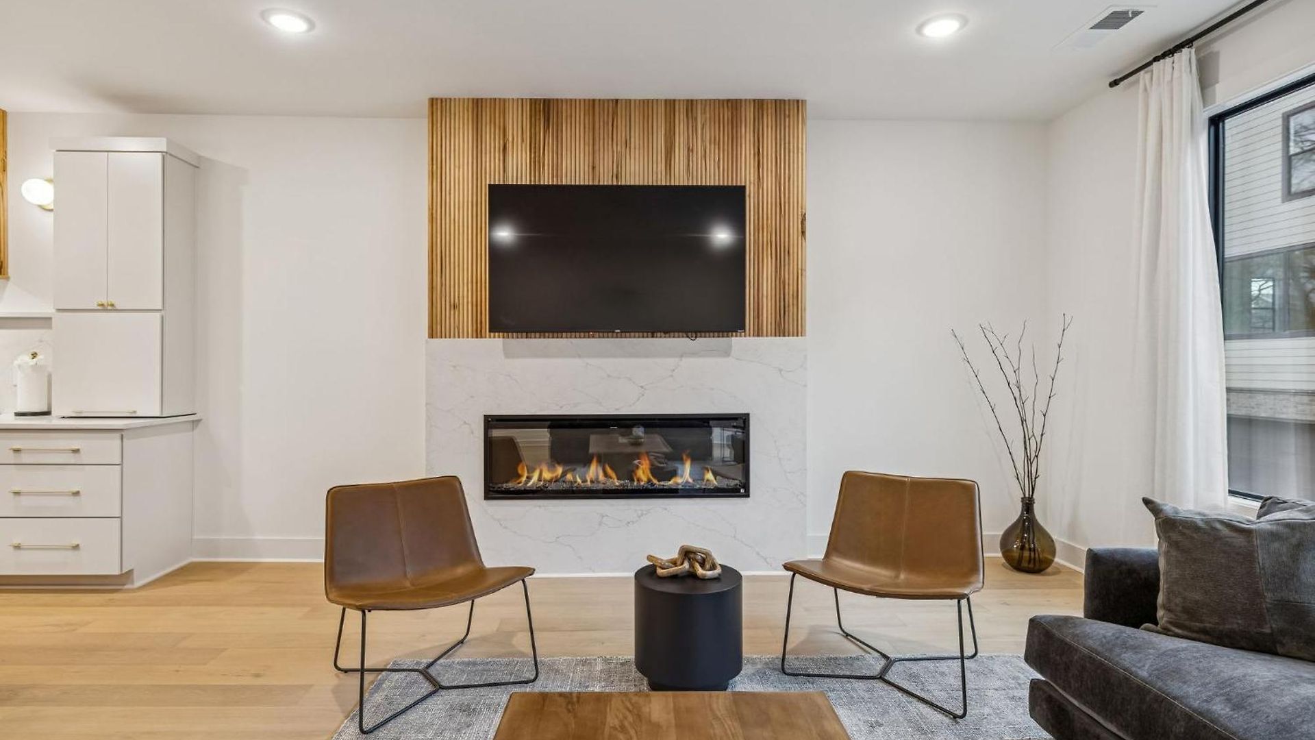 New Modern Escape With Rooftop Hot Tub *