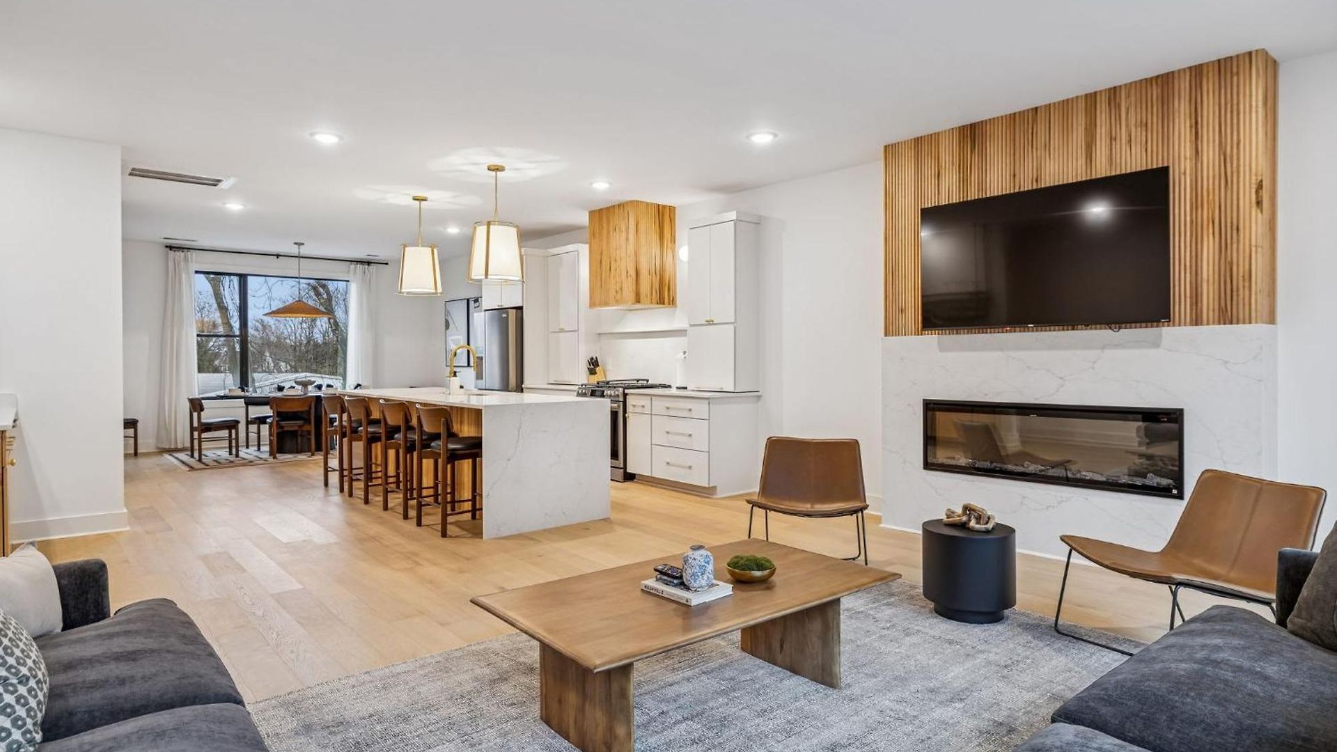 New Modern Escape With Rooftop Hot Tub