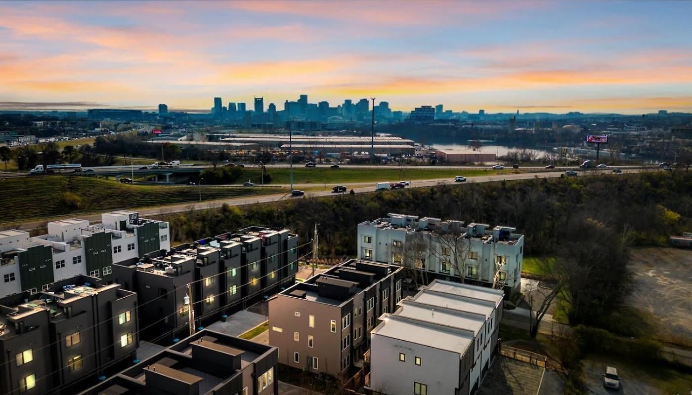 Luxe Urban Retreat - Private Rooftop Hot Tub Deck Apartment Nashville