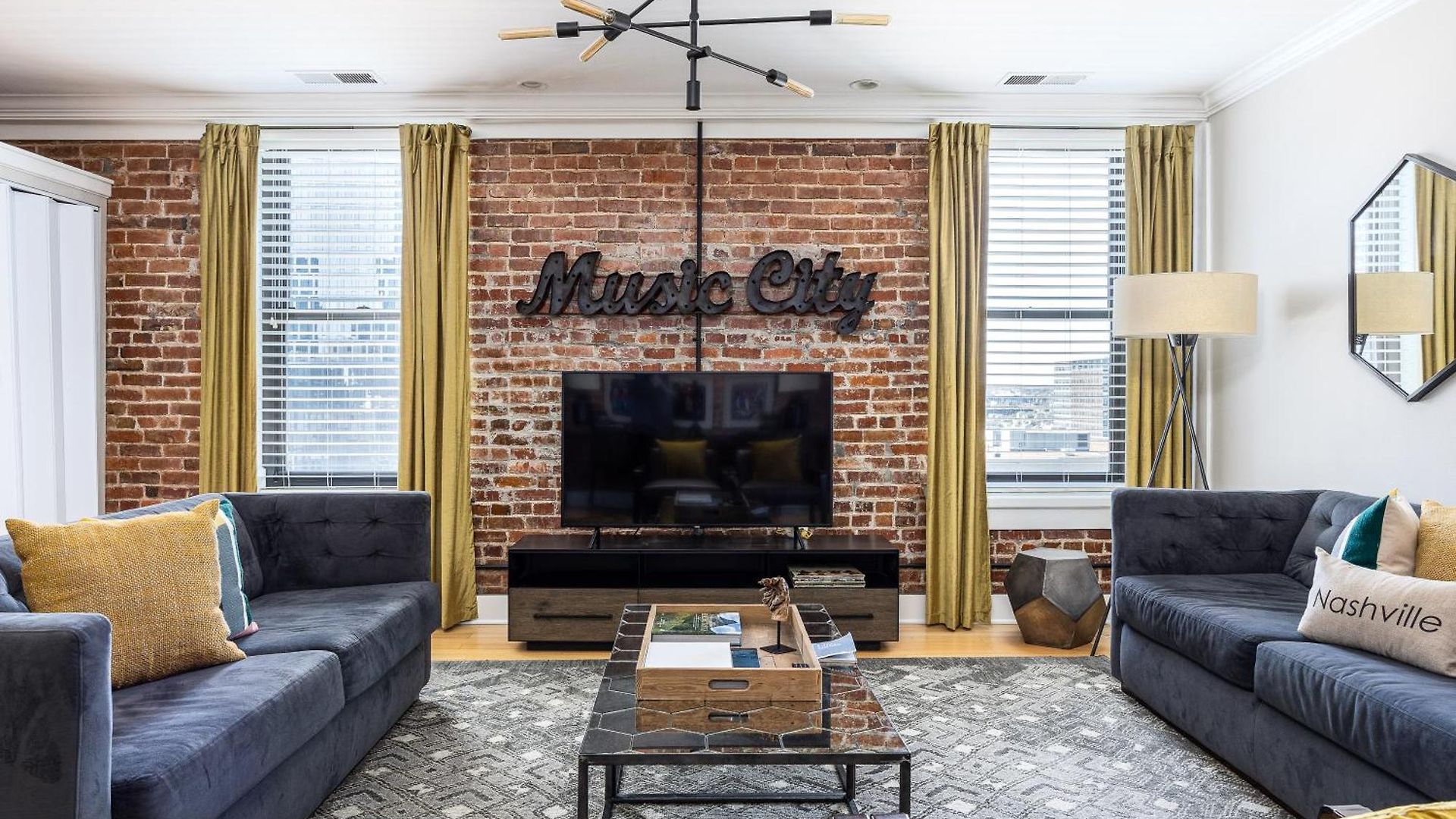 Music Views Downtown - Parking Included Apartment