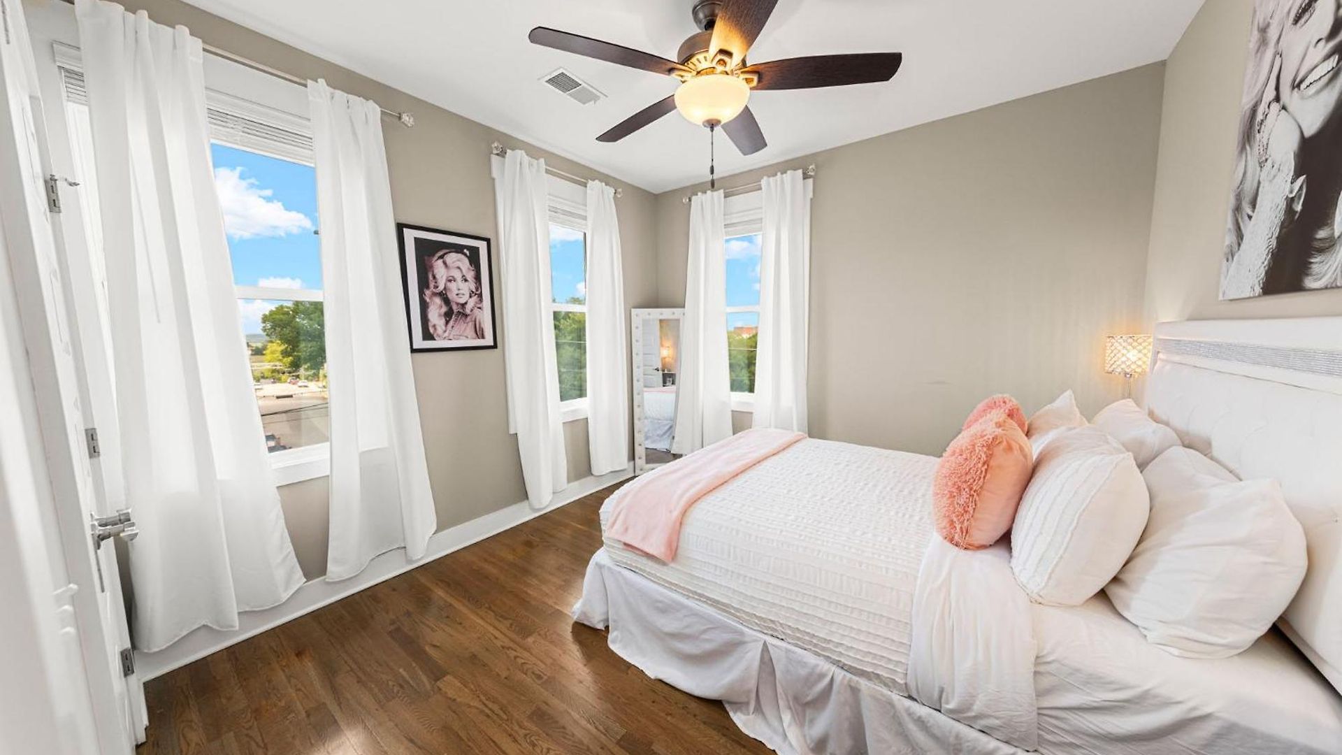 Midnight Strings - Cozy And Close To Downtown Apartment *