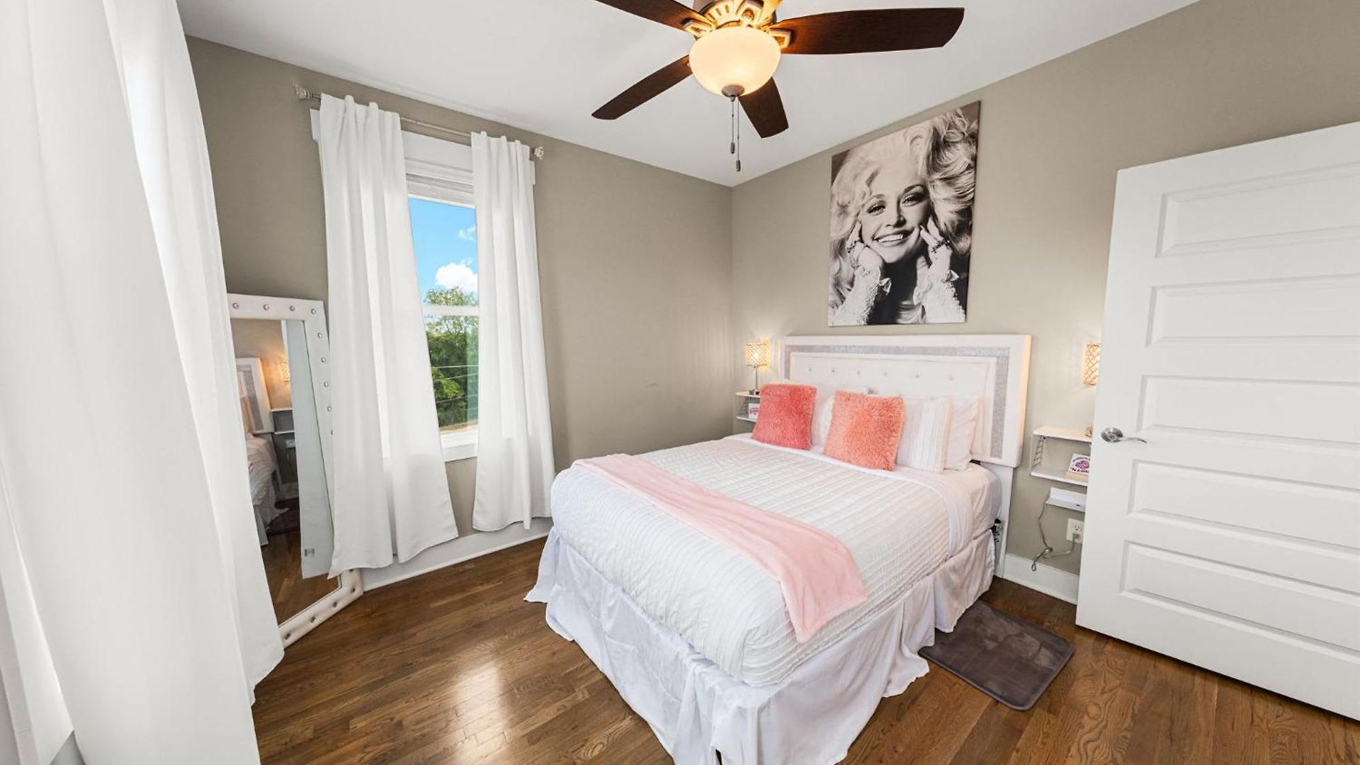 Midnight Strings - Cozy And Close To Downtown Apartment