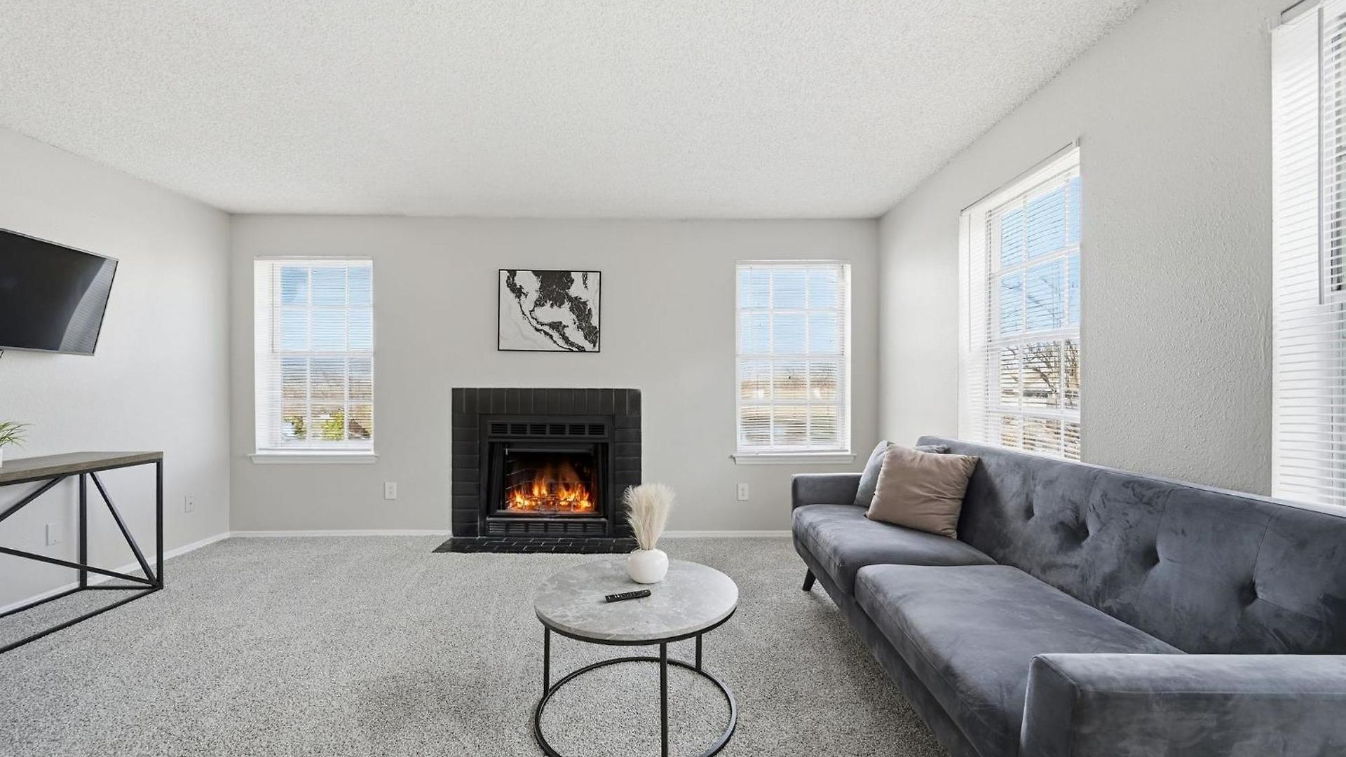 Apartment Comfortable Layout With Fireplace And Dining Area *