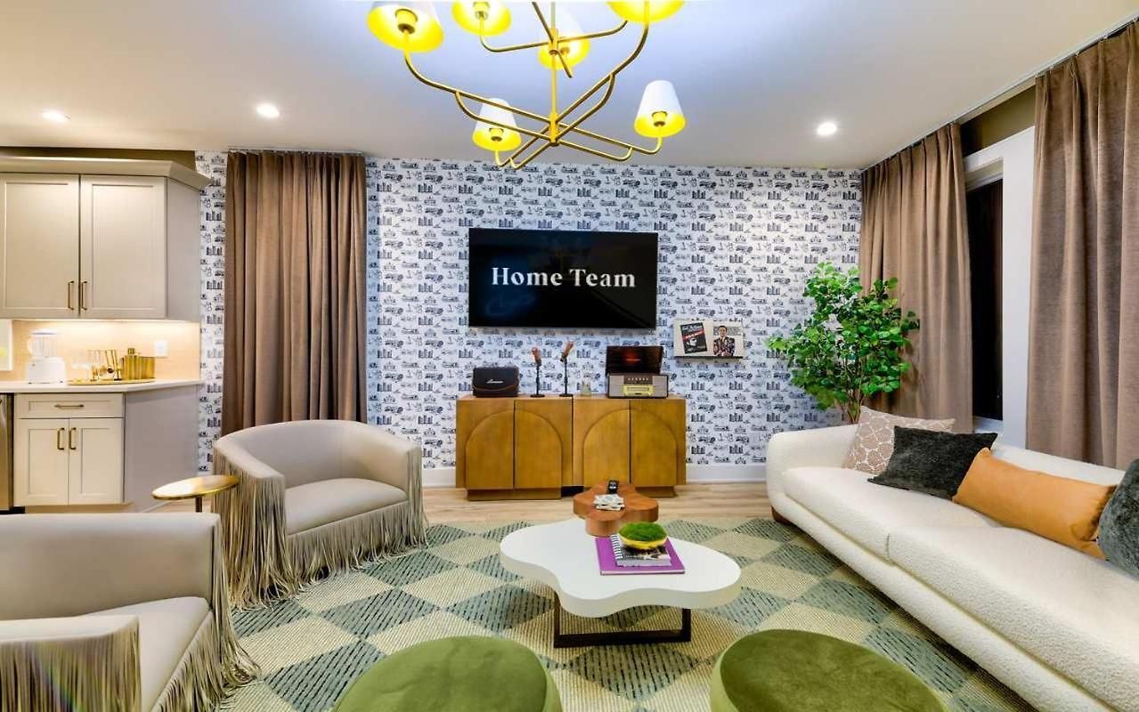 Luxe Urban Retreat - Private Rooftop Hot Tub Deck Apartment *