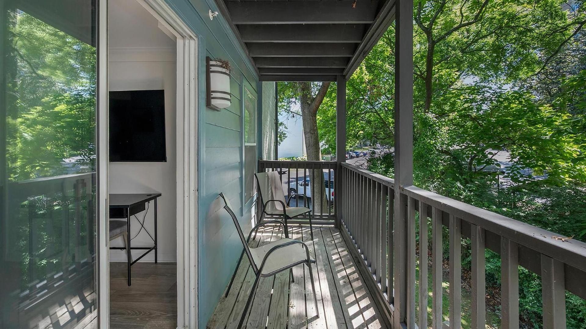 Apartment Landing - The Metropolitan *