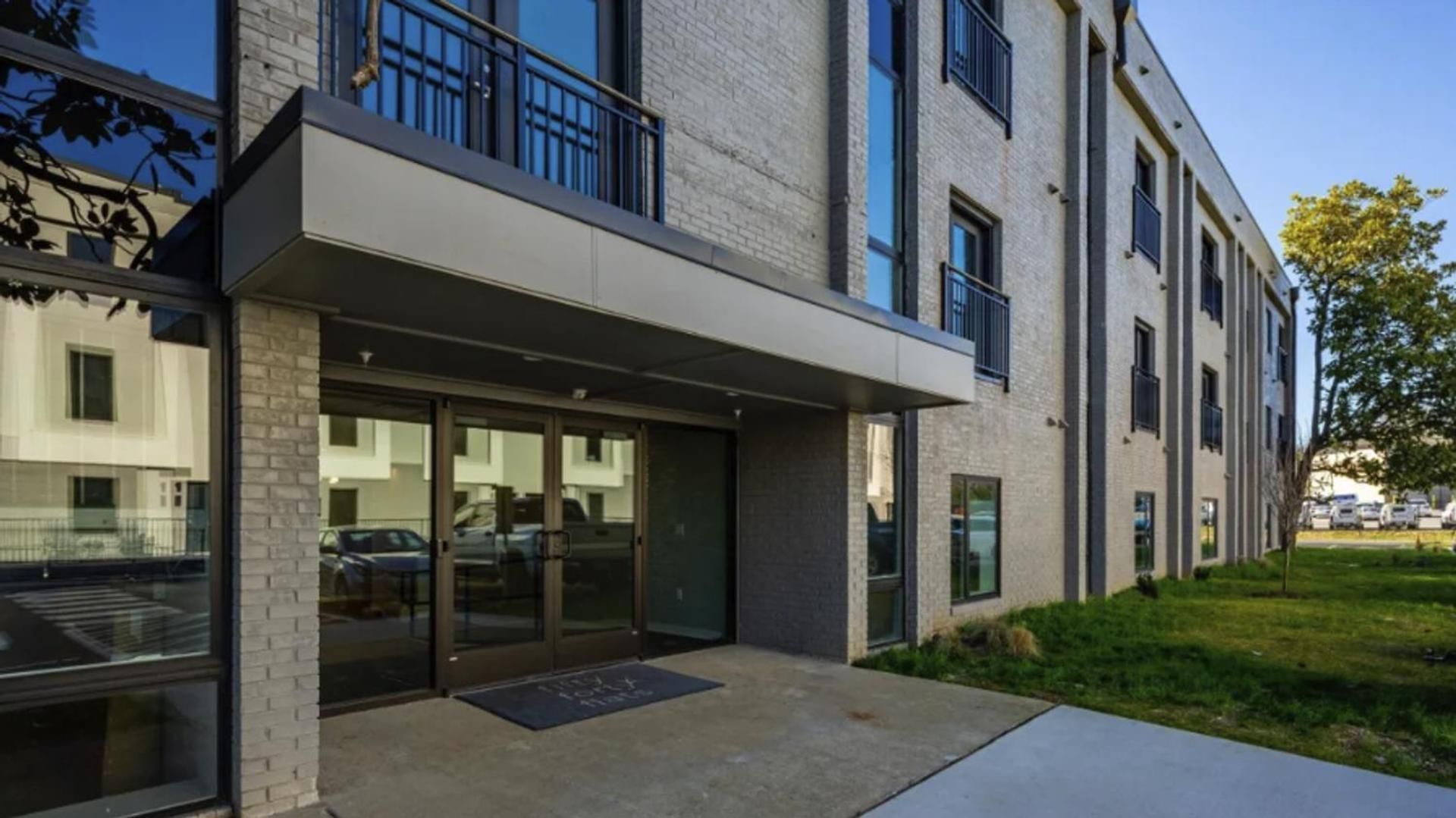 Landing Stylish Clubhouse Pool Apartment