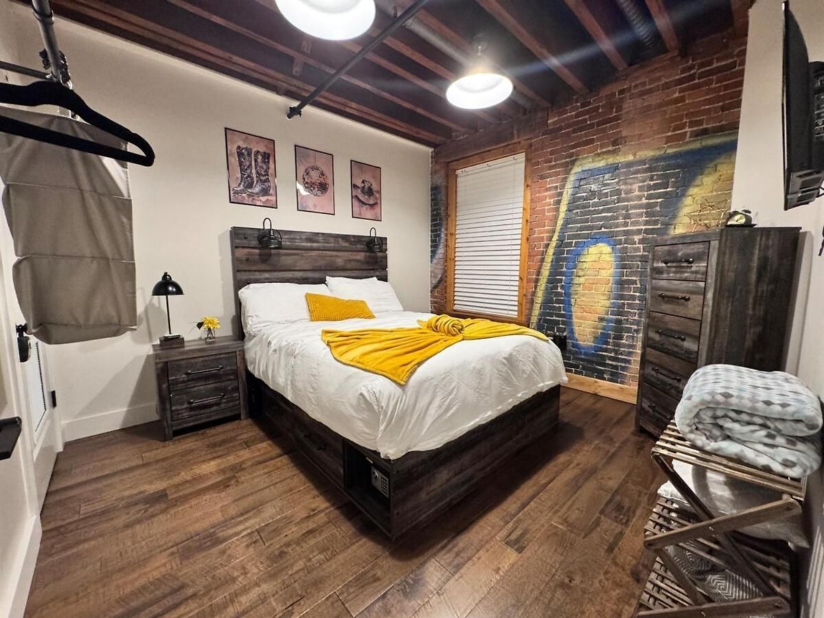 The 1865 Experience With Speakeasy, Pool & Parking Apartment *