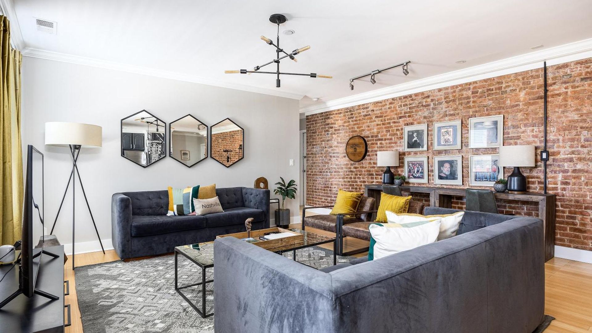 Apartment Music Views Downtown - Parking Included