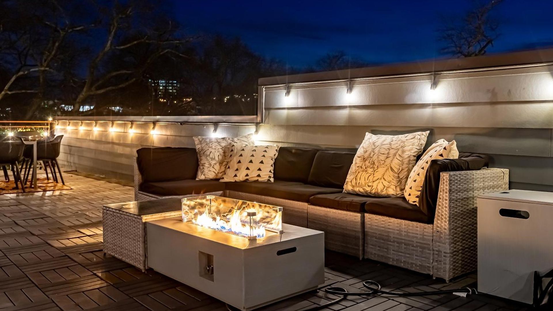 Modern Luxe Townhome With Rooftop Cinema Apartment