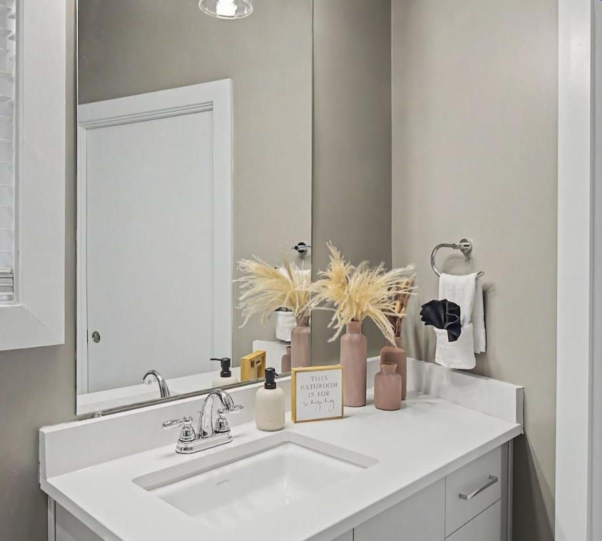 Apartment 2br In Walkable Area & 5 Mins To Broadway *