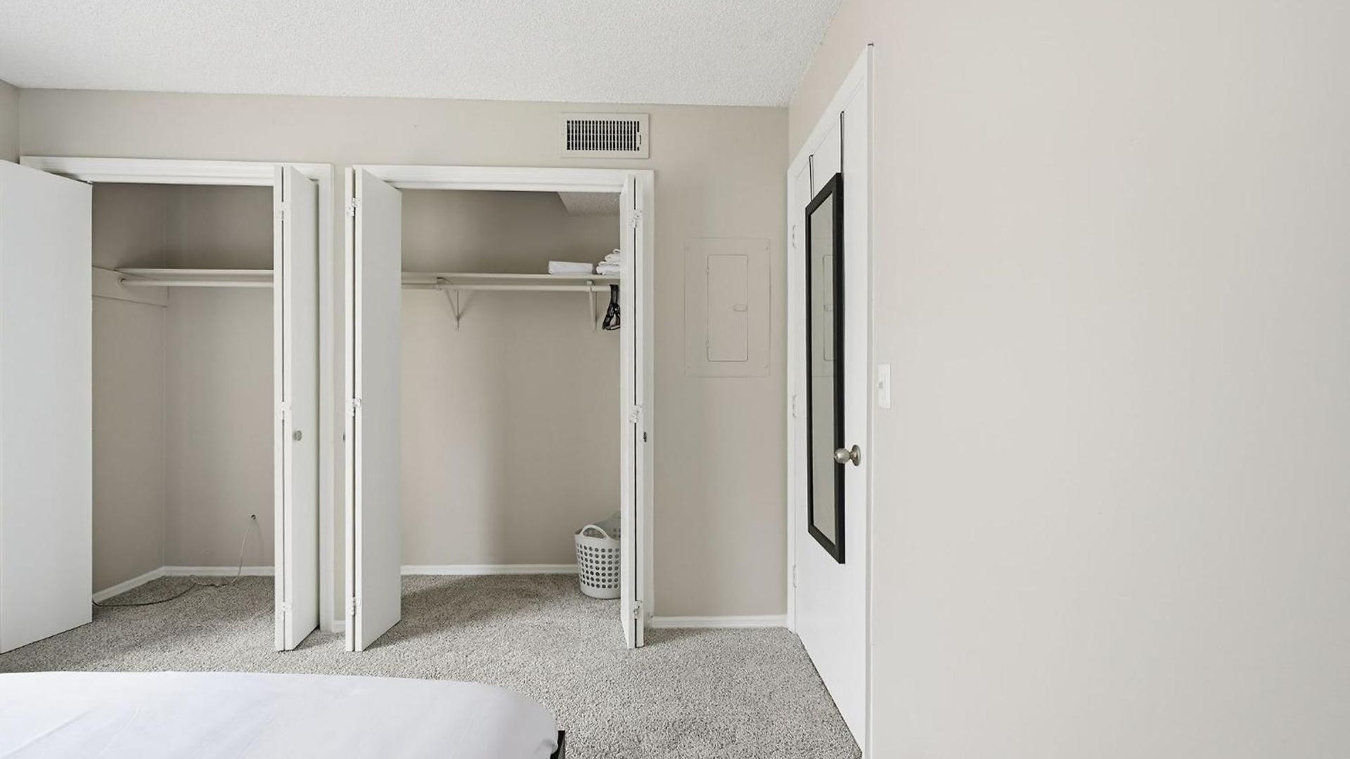 Apartment Spacious Living With Fireplace And Balcony *