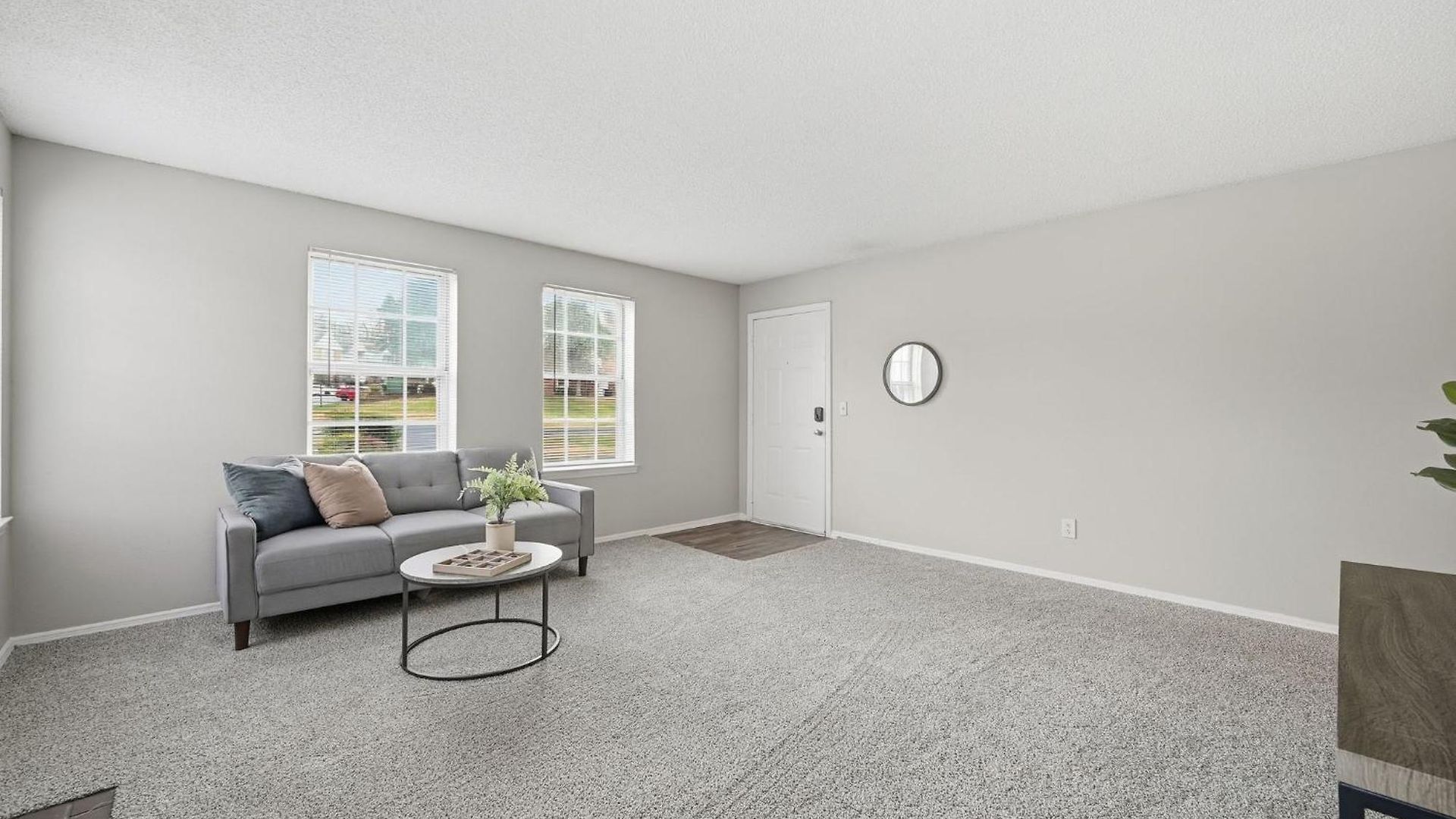 Apartment Charming With Fireplace & Dining Area