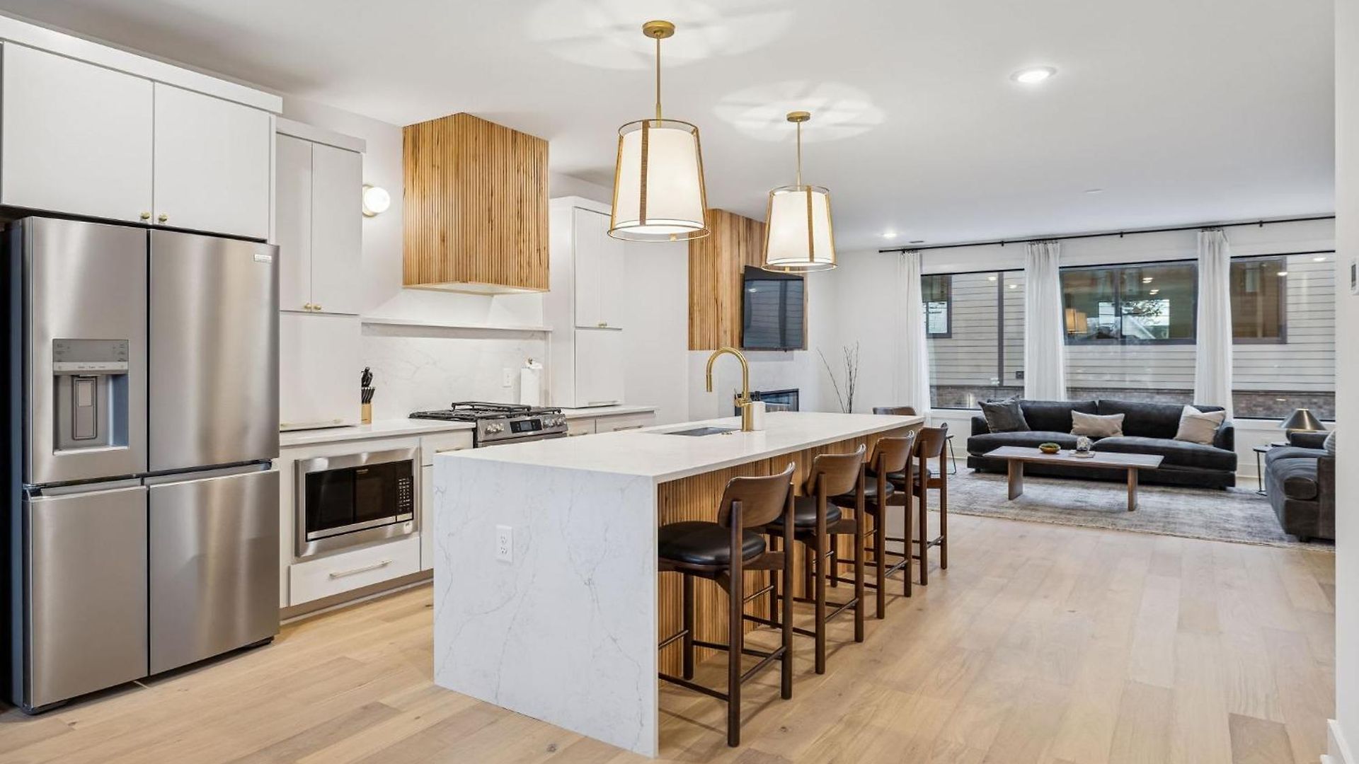 New Modern Escape With Rooftop Hot Tub Apartment