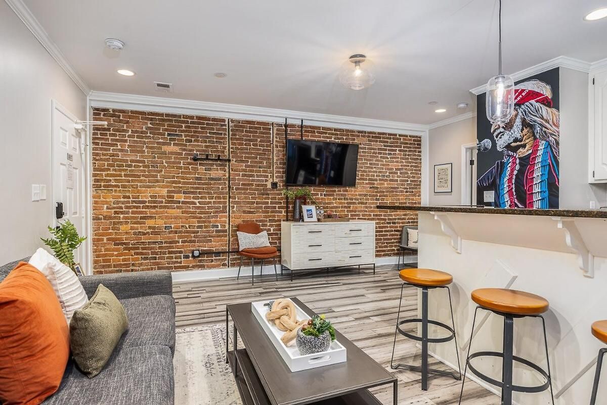 Music Memories Downtown - Parking Included Apartment *