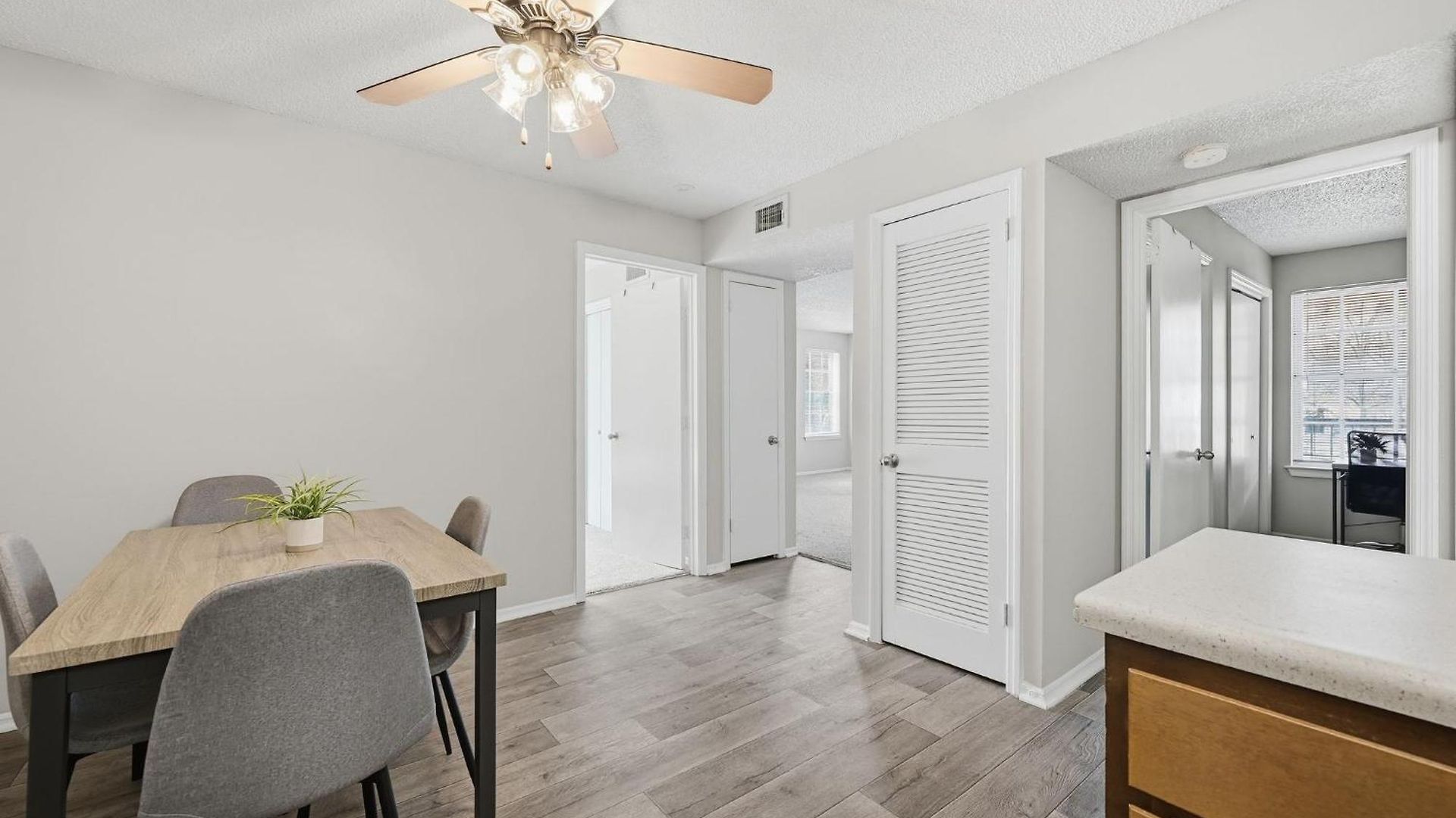 Spacious Living With Fireplace And Balcony * Nashville