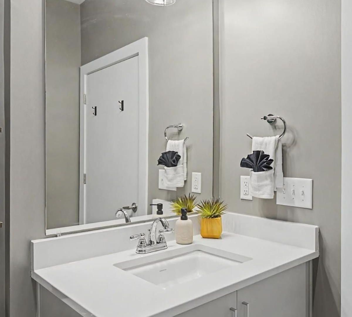 Apartment 2br In Walkable Area & 5 Mins To Broadway *