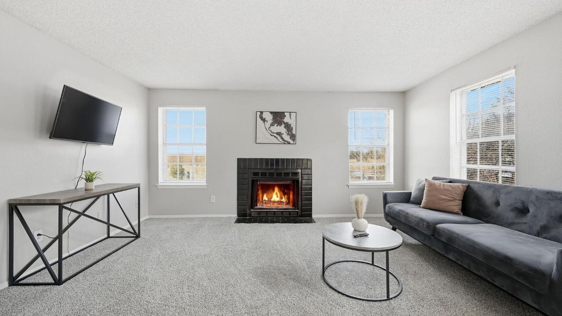 Comfortable Layout With Fireplace And Dining Area Apartment Nashville