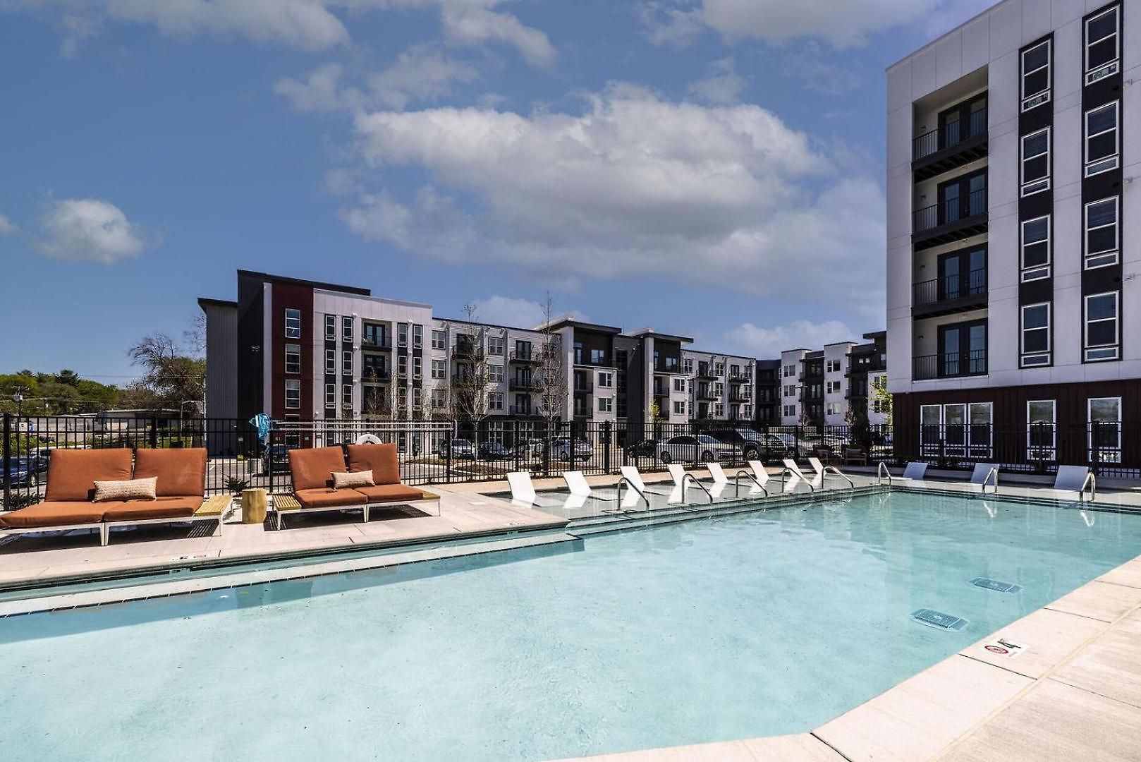 Landing Incredible 1bd Pool Clubhouse Apartment