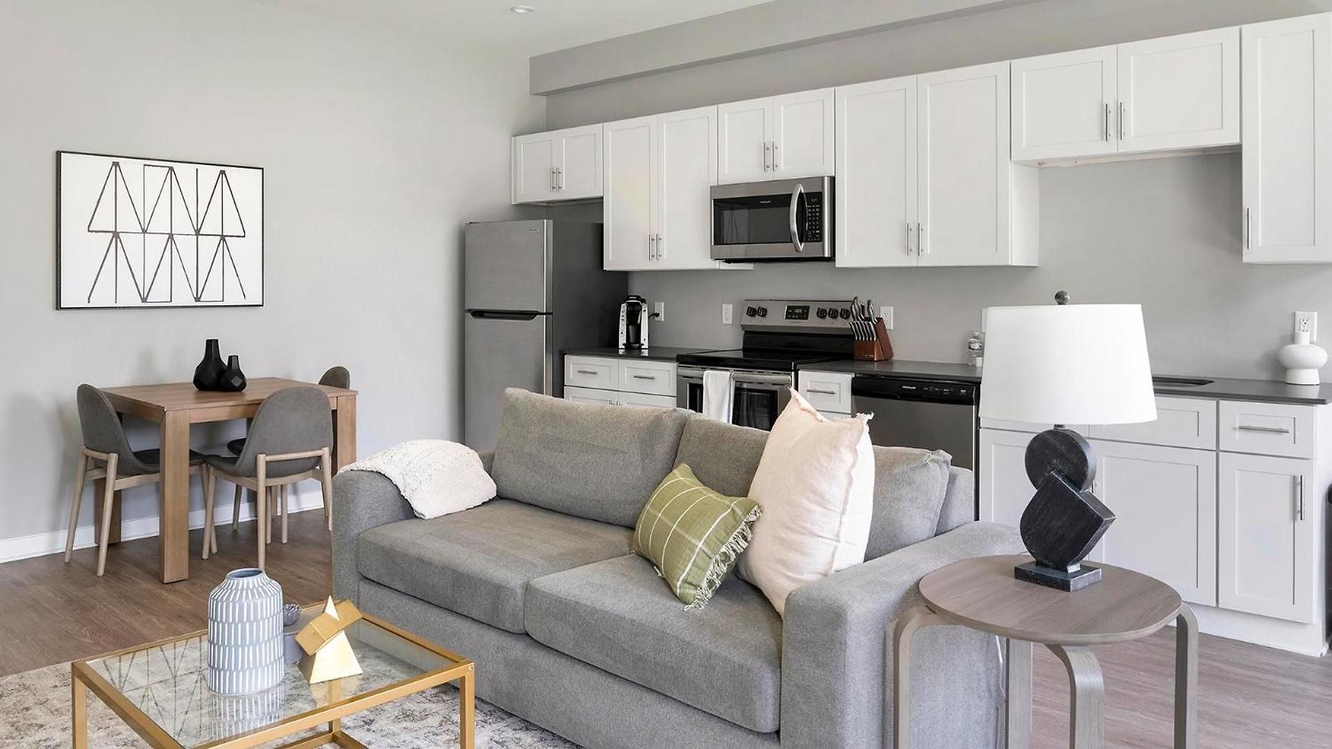 Landing Stylish Clubhouse Pool Apartment