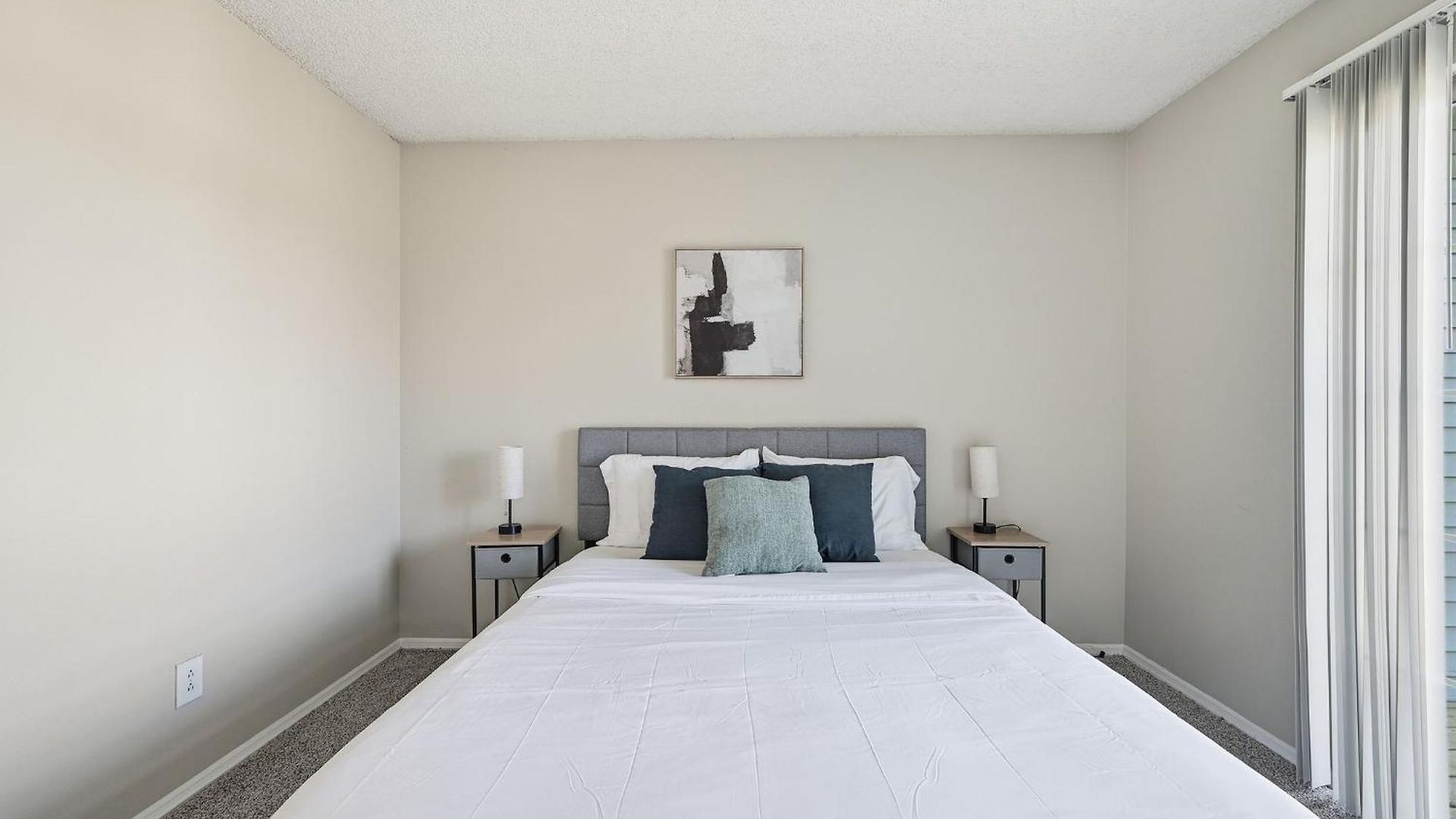Comfortable Layout With Fireplace And Dining Area Apartment