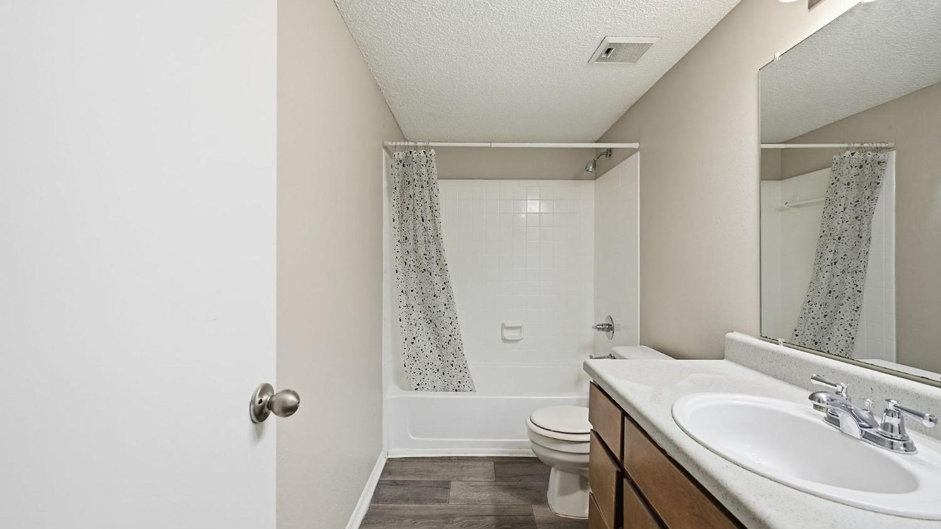 Spacious Living With Fireplace And Balcony Apartment *