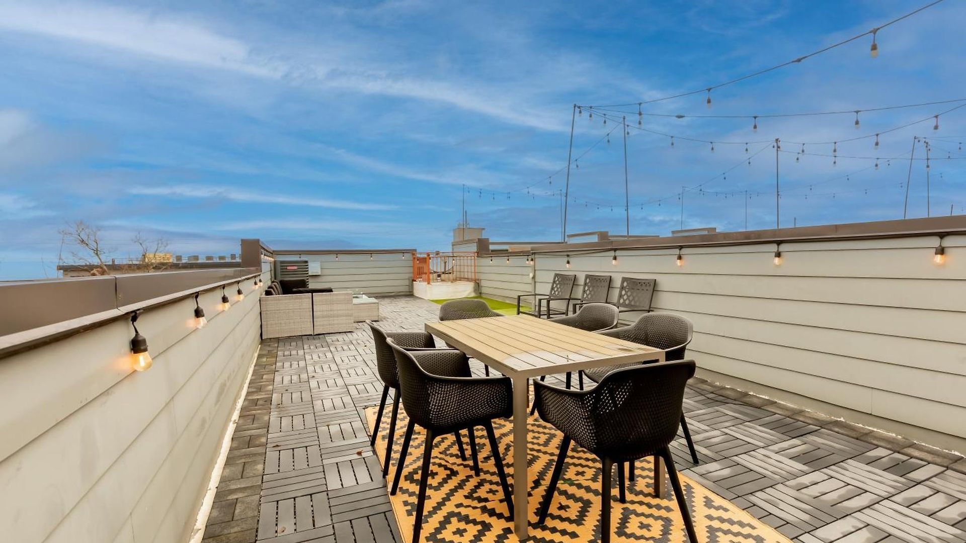 Modern Luxe Townhome With Rooftop Cinema Apartment *