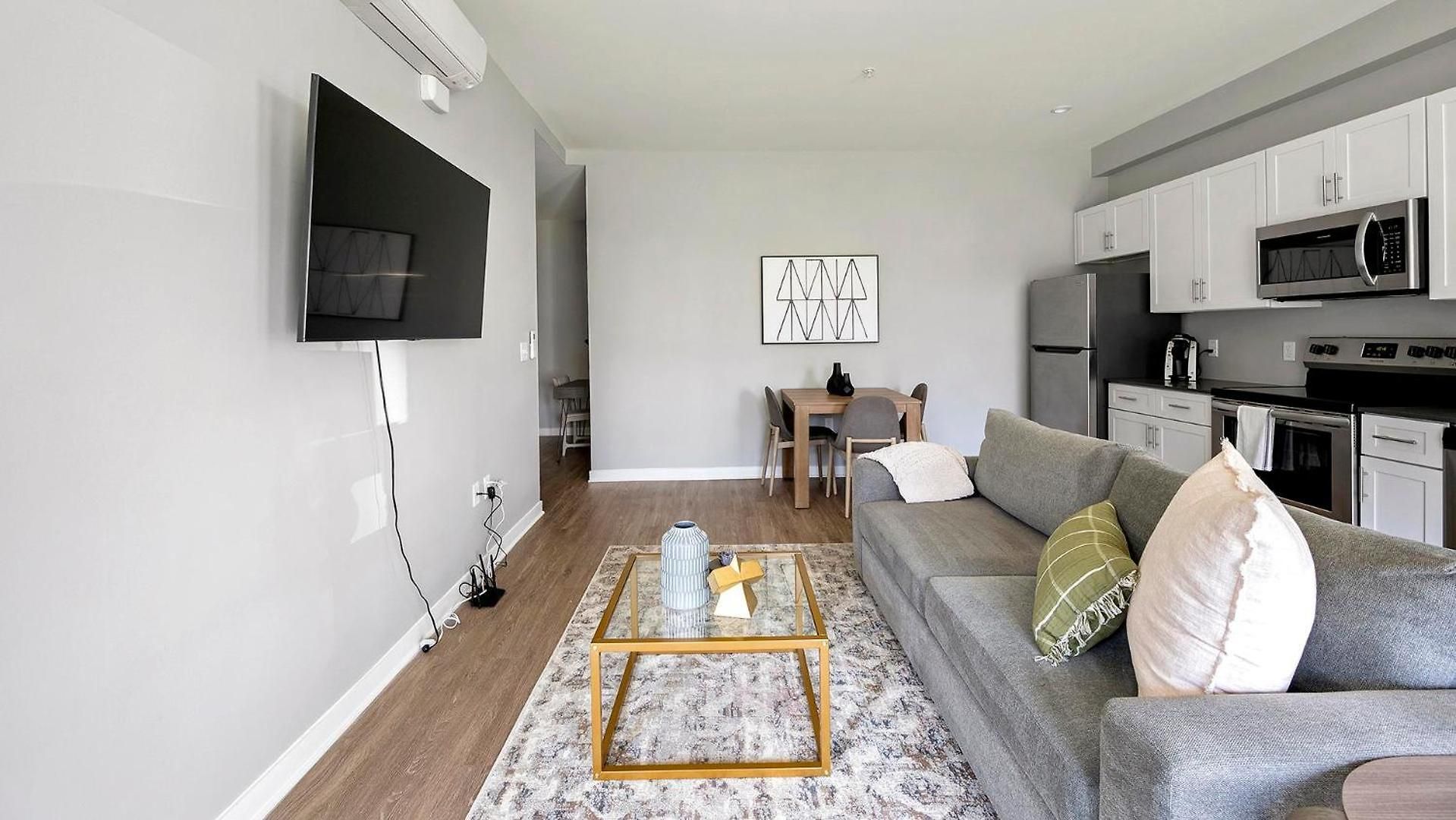 Landing Stylish Clubhouse Pool Apartment