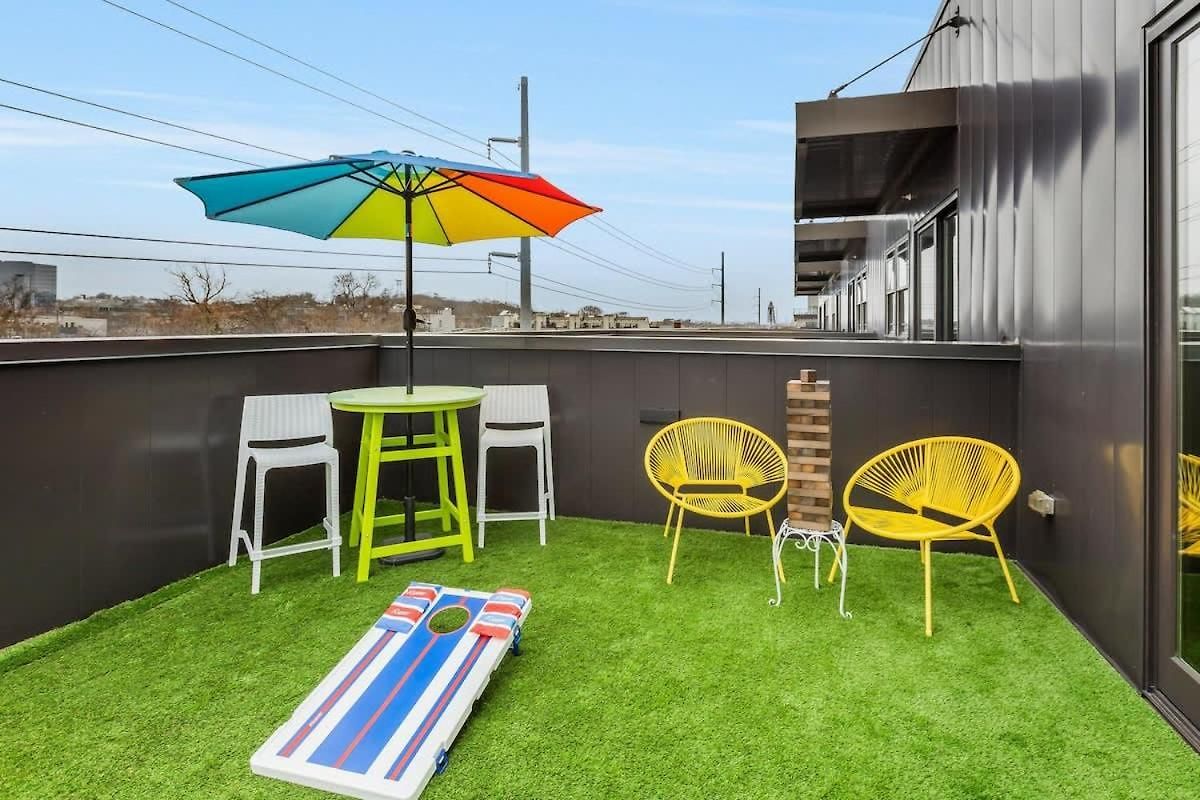 Apartment Huge Private Patio With Games & Skyline Views *