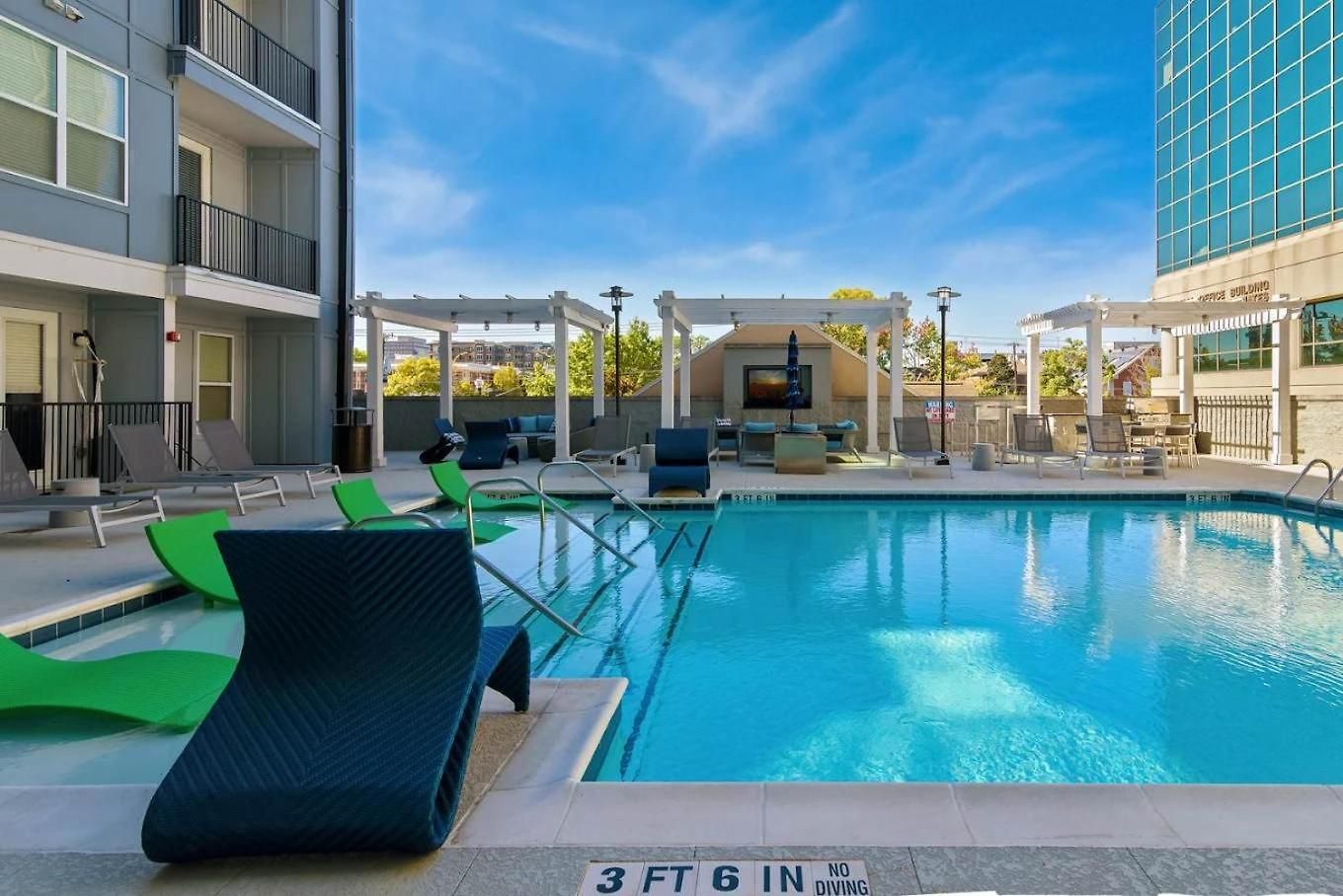 Apartment Boulevard Midtown 1br Pool Gym Parking 01