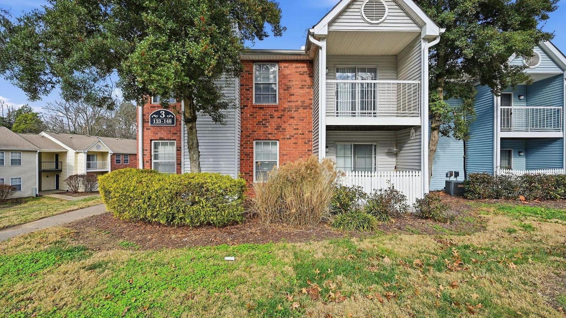 Spacious Living With Fireplace And Balcony * Nashville