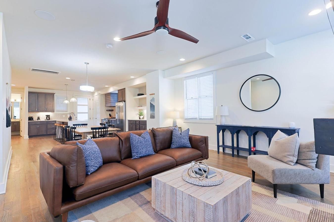 Apartment Stylish Brand-new Townhome Near Hotspots *