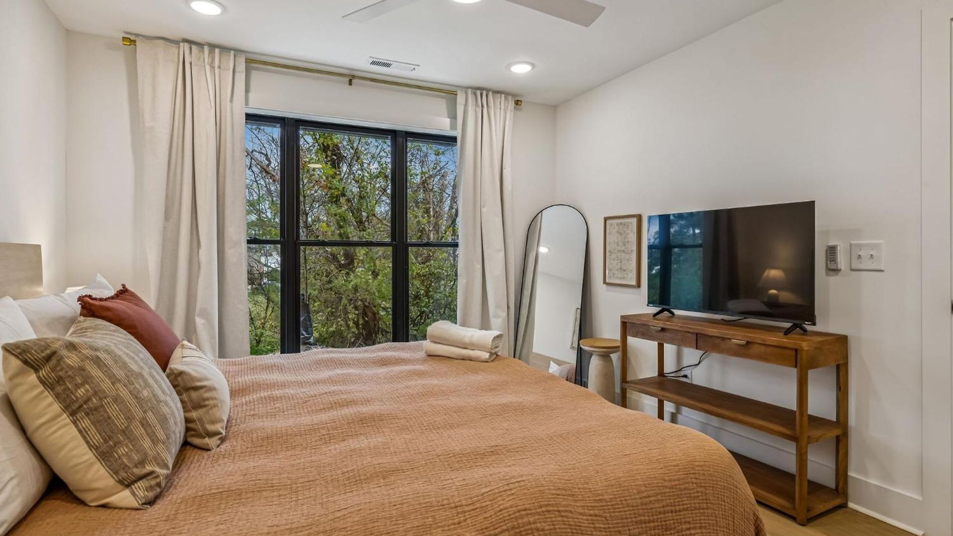 Modern Multi-level Retreat With Rooftop Hot Tub Apartment *