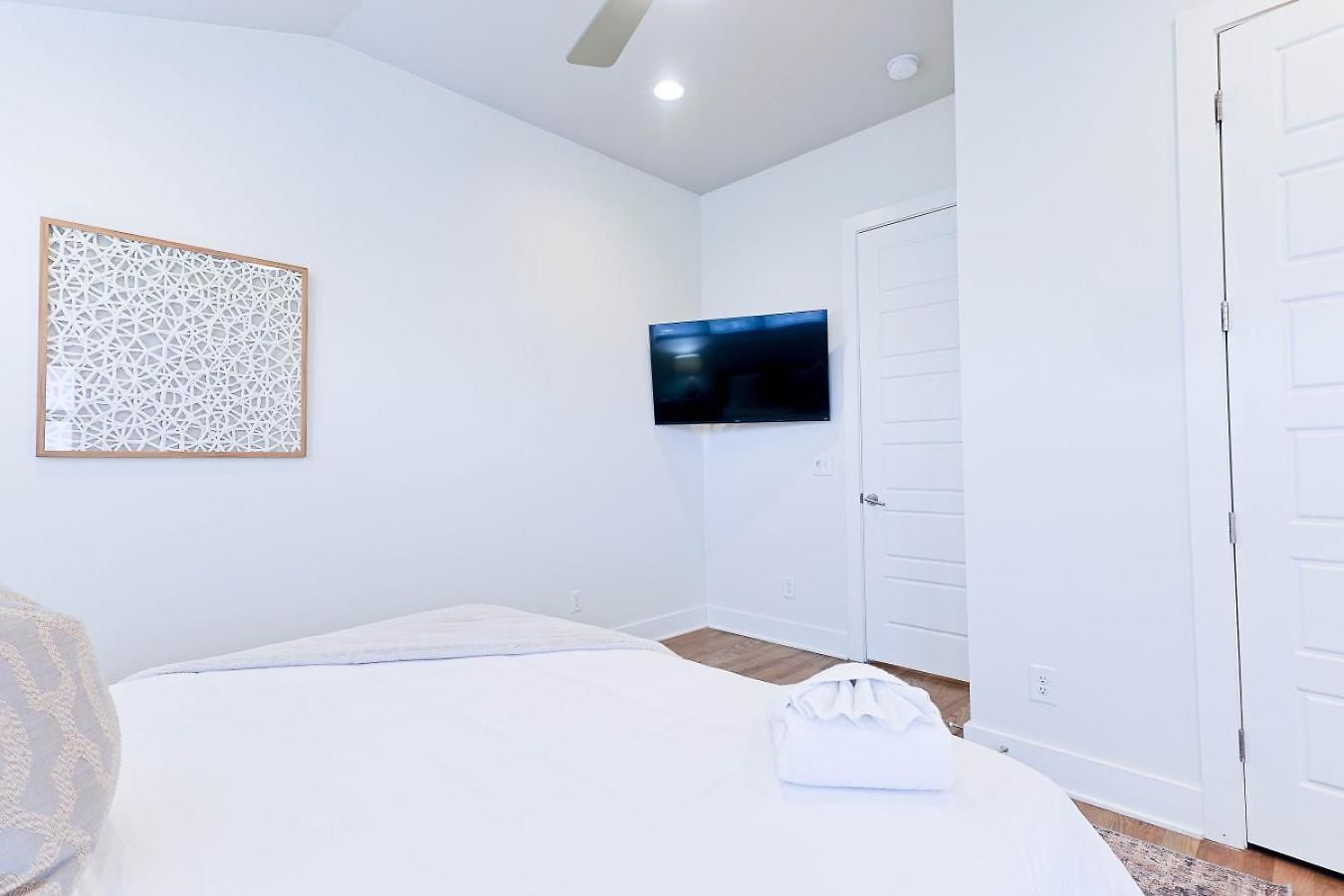 New Hidden Gem, Luxury Kitchen, 5 Min To Broadway Apartment