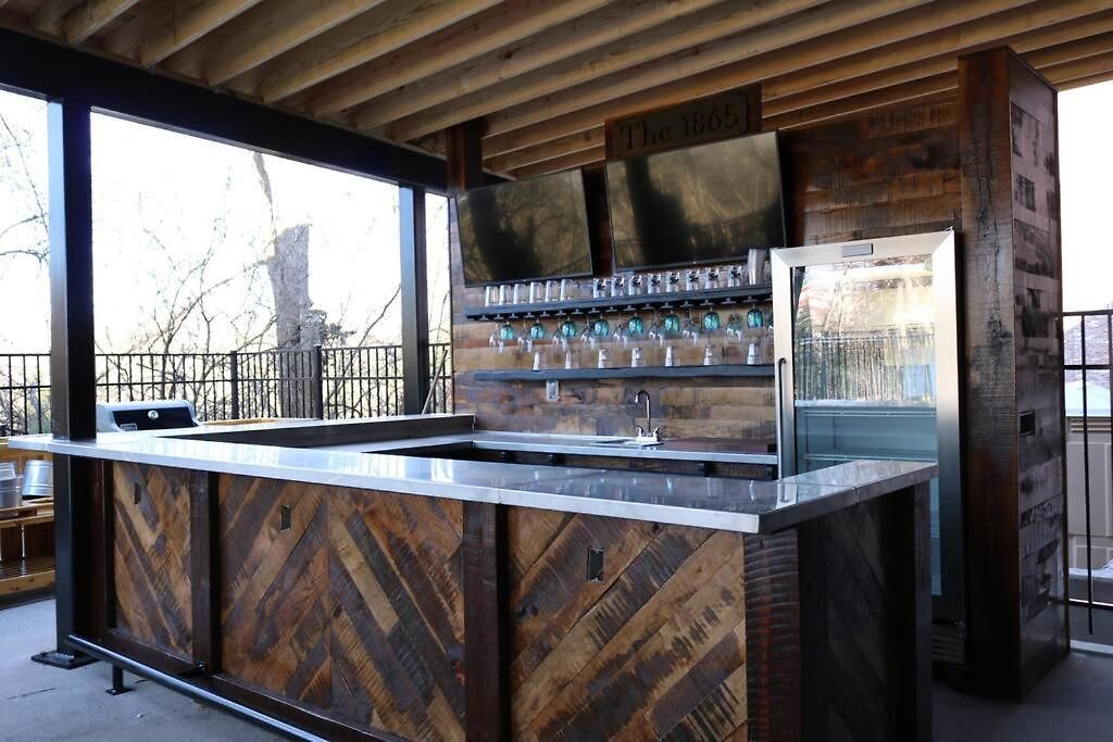 The 1865 Experience With Speakeasy, Pool & Parking Apartment Nashville