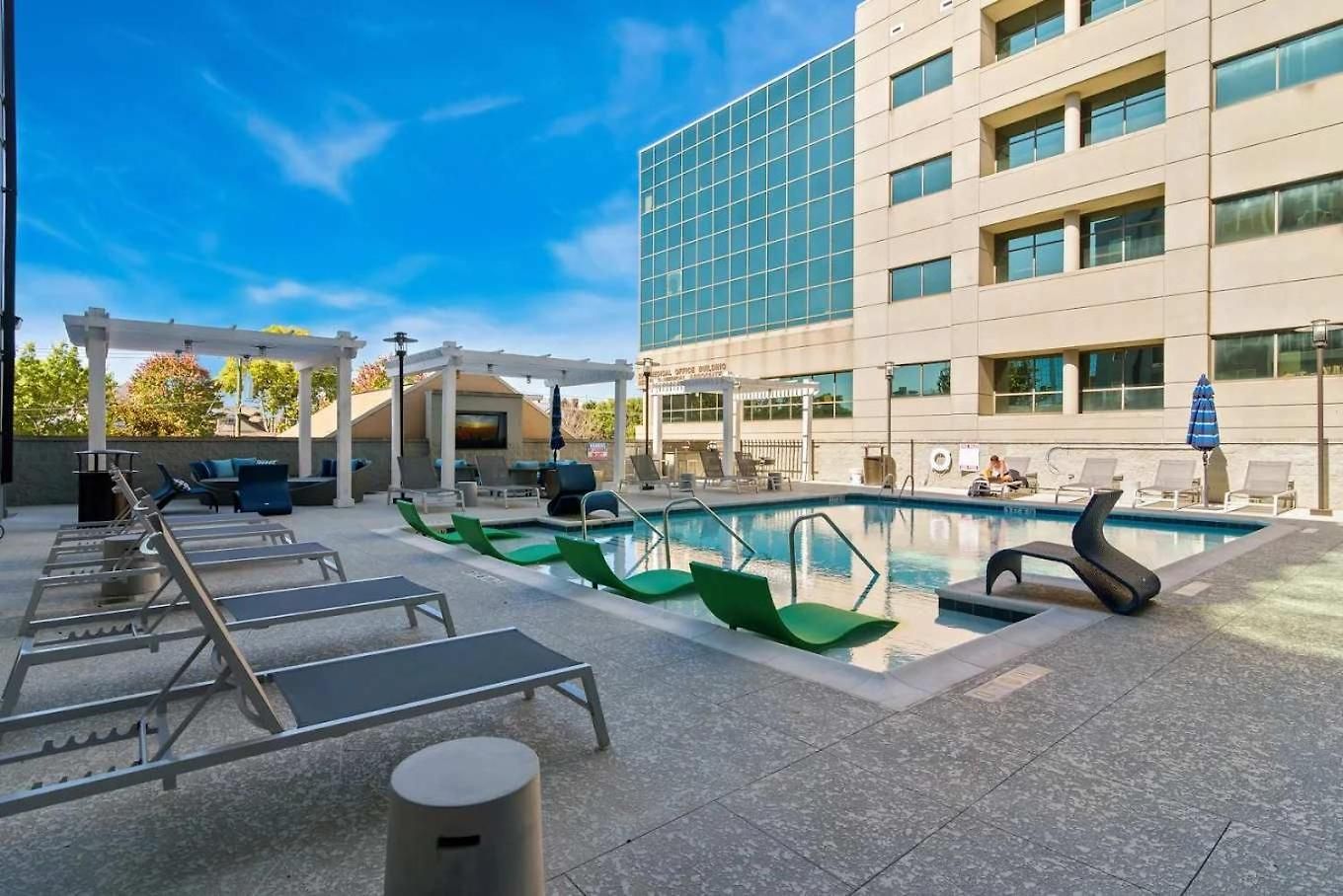 Apartment Boulevard Midtown 1br Pool Gym Parking 01