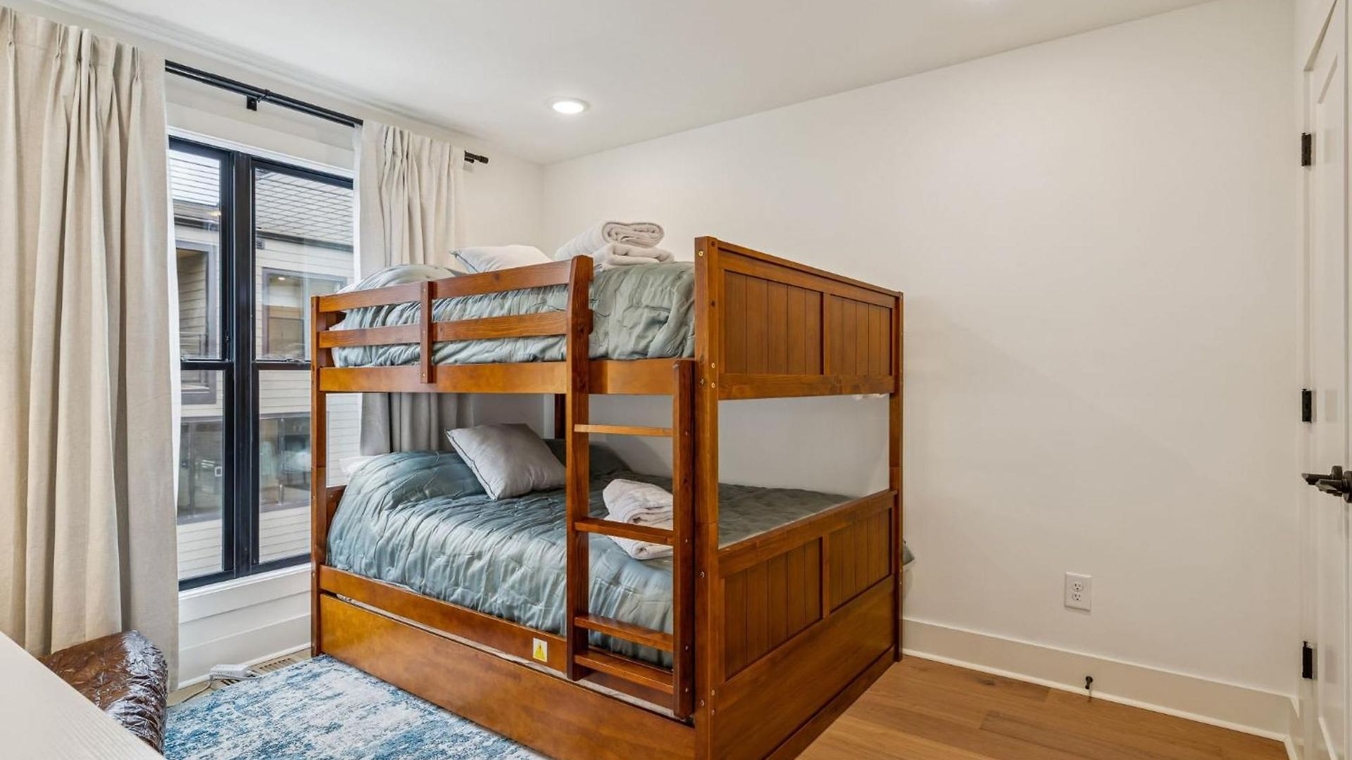 3br Townhome Rooftop Views Hot Tub & Fireplace Apartment Nashville