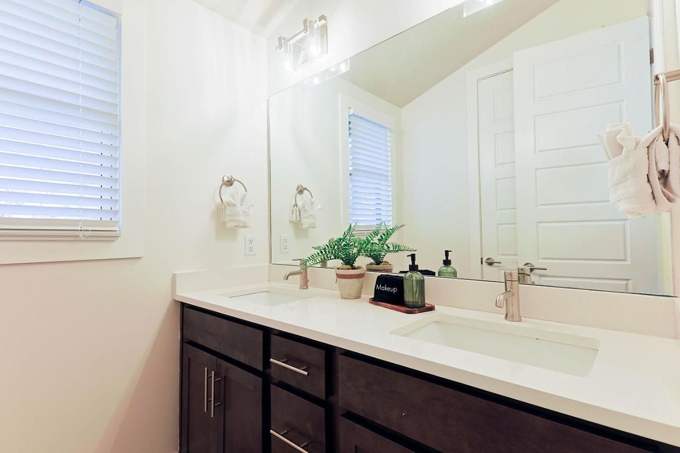 New Hidden Gem, Luxury Kitchen, 5 Min To Broadway Apartment