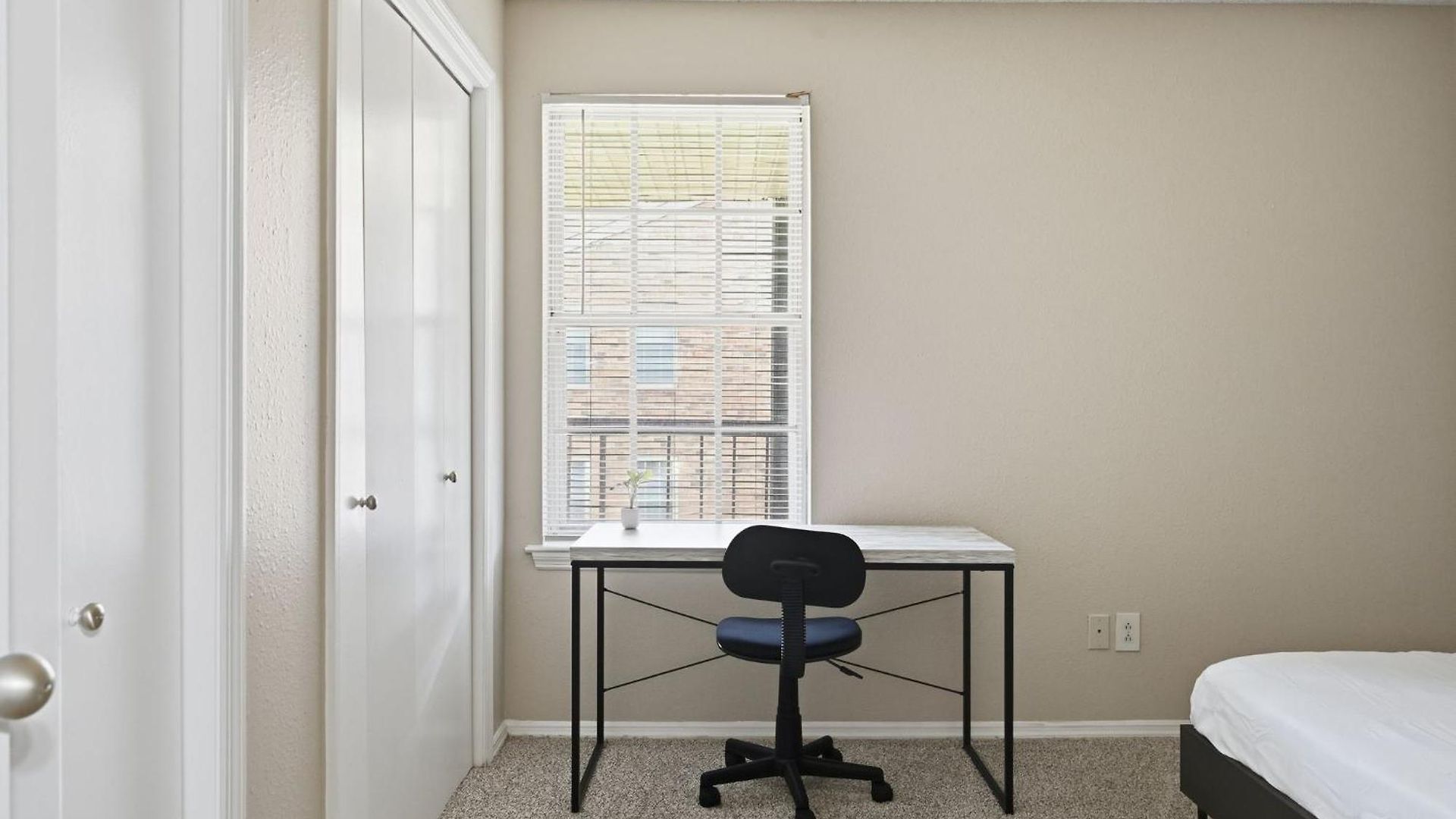 Comfortable Layout With Fireplace And Dining Area Apartment