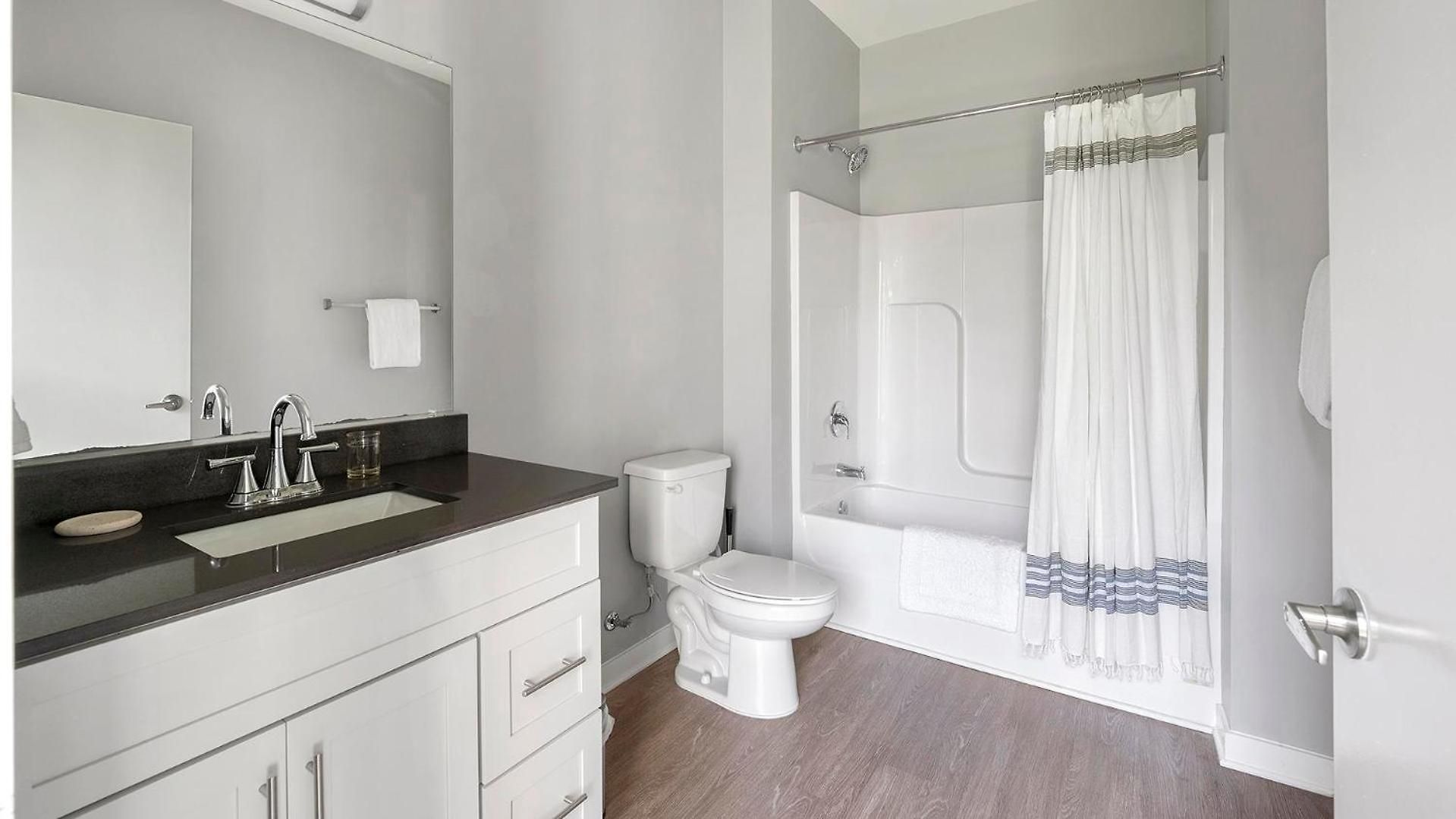 Landing Stylish Clubhouse Pool Apartment *