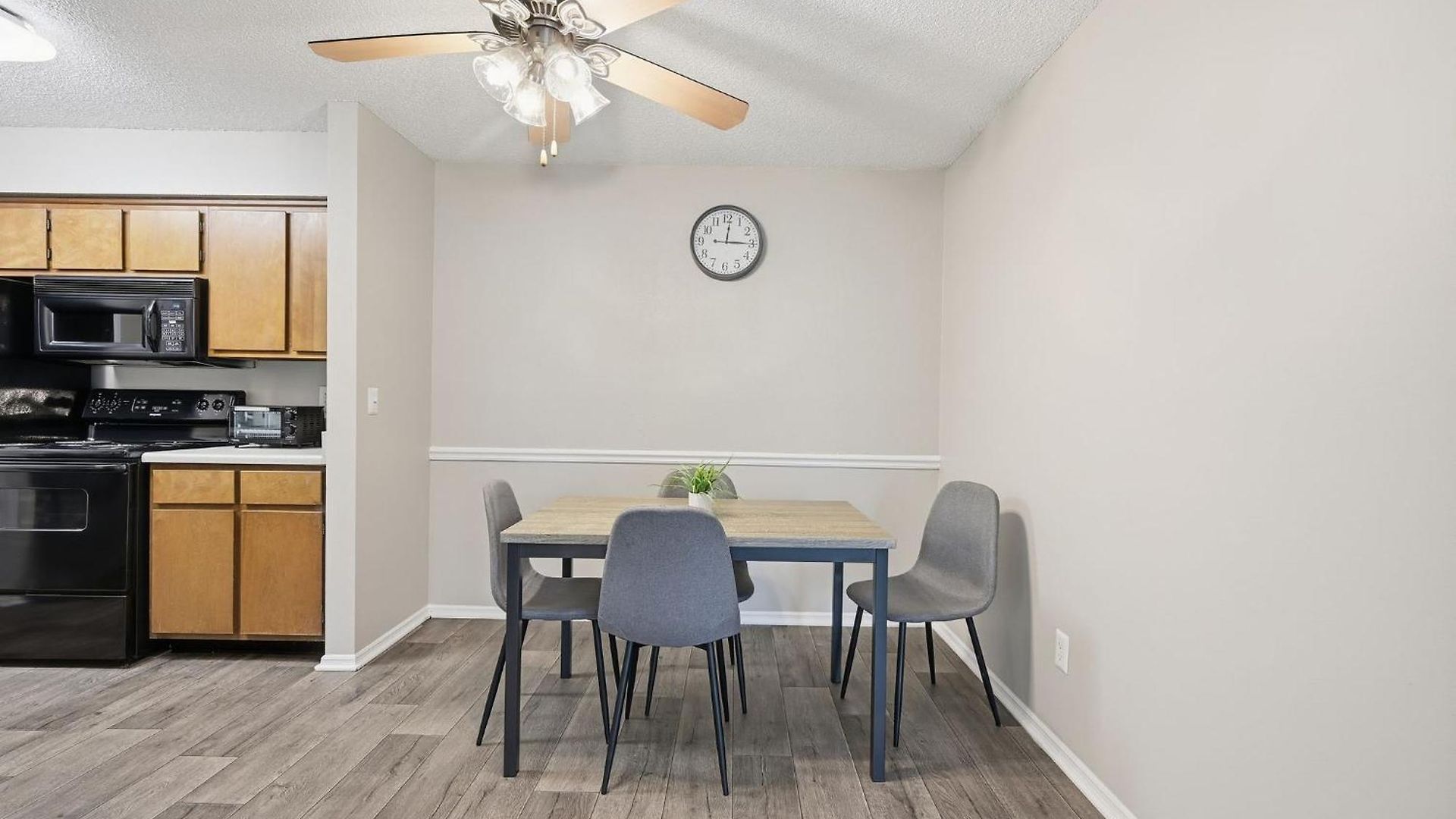 Spacious Living With Fireplace And Balcony Apartment *