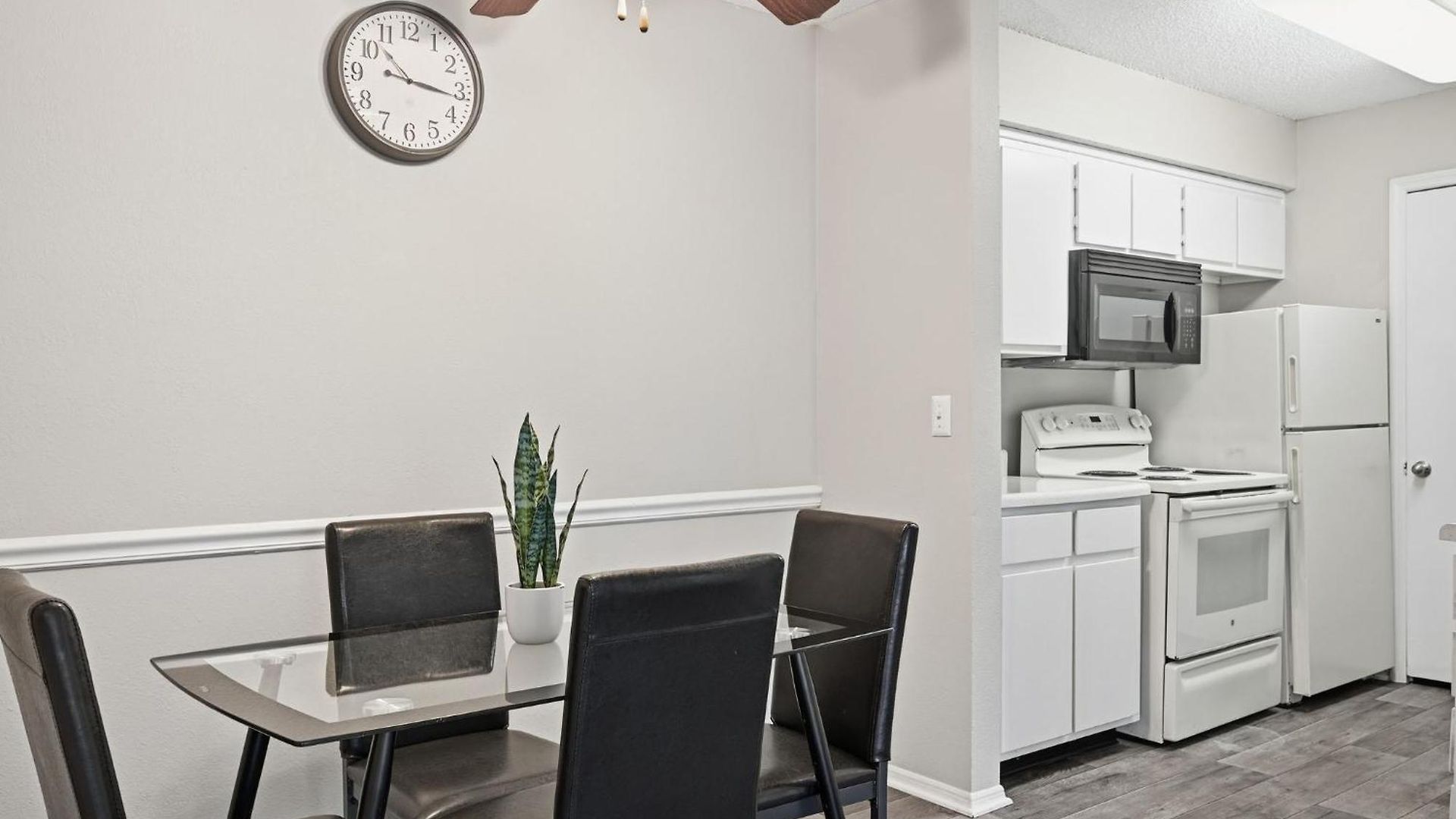 Comfortable Retreat With In-unit Washerdryer Apartment