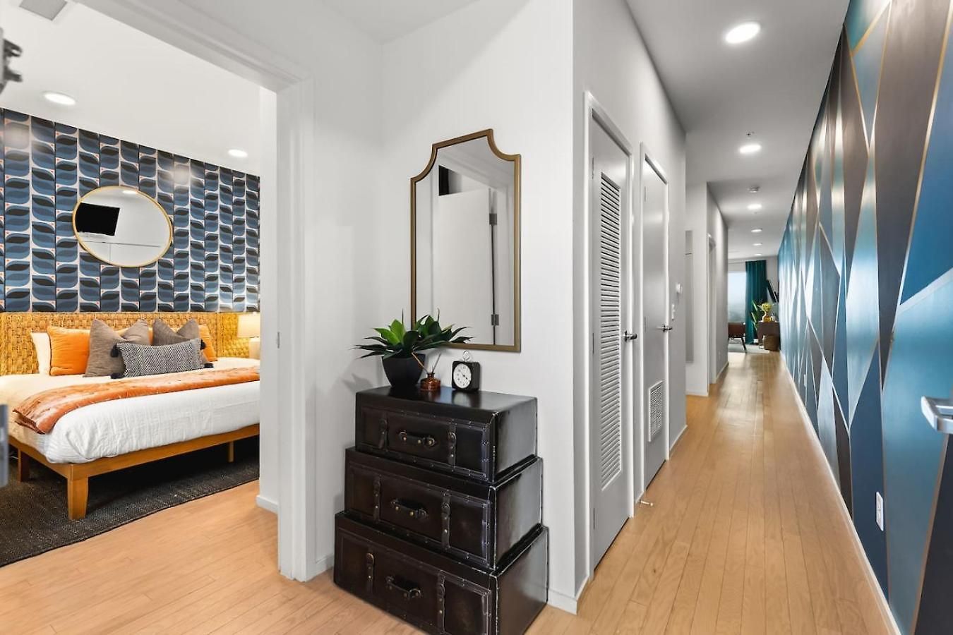 Upscale Riverview With Garage Walk To Downtown *
